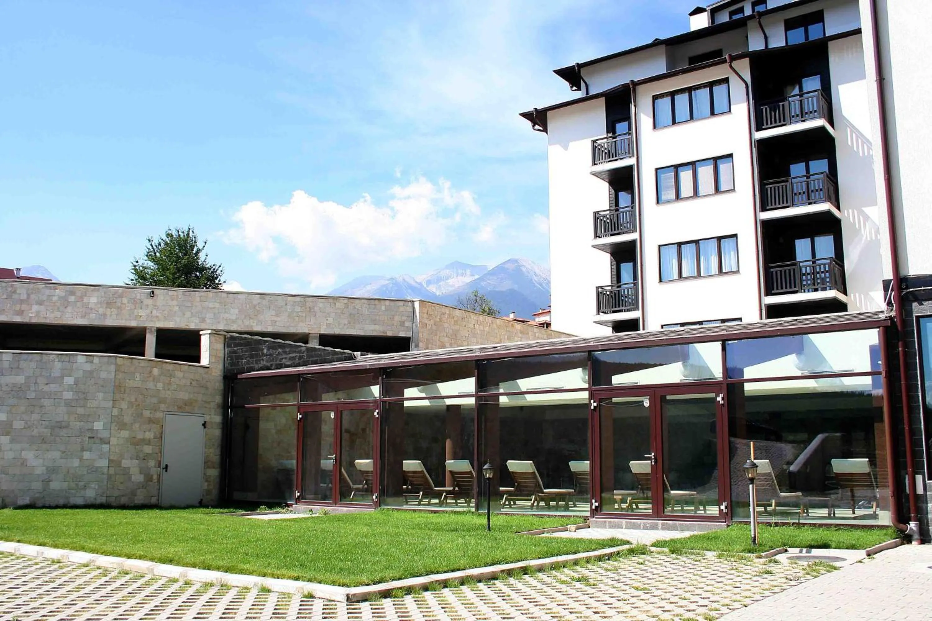 Facade/entrance in Royal Bansko - Family Apart Hotel With All Inclusive Light or HB&Drinks and Hot Pool & Jacuzzis