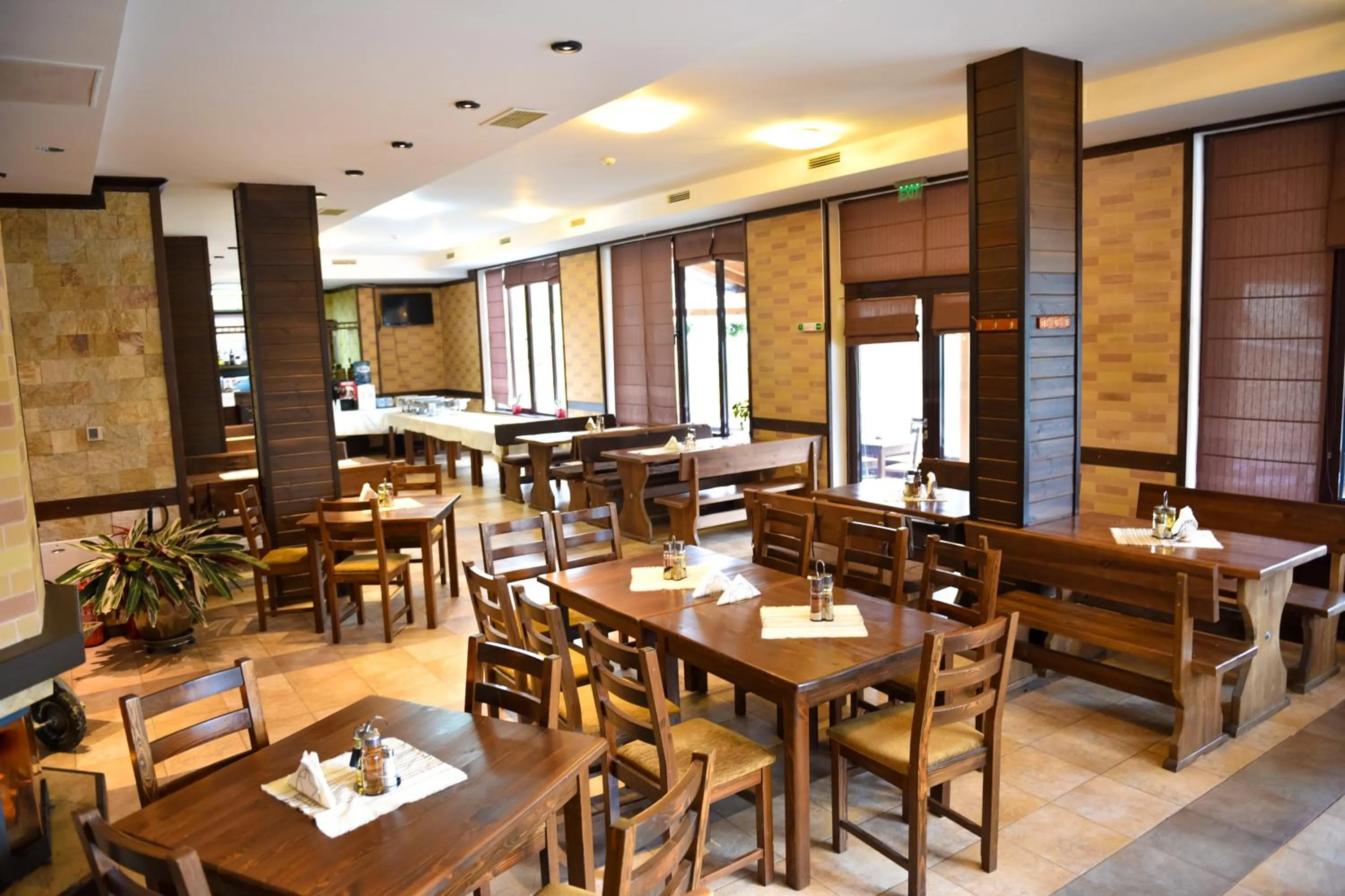 Restaurant/places to eat in Royal Bansko - Family Apart Hotel With All Inclusive Light or HB&Drinks and Hot Pool & Jacuzzis