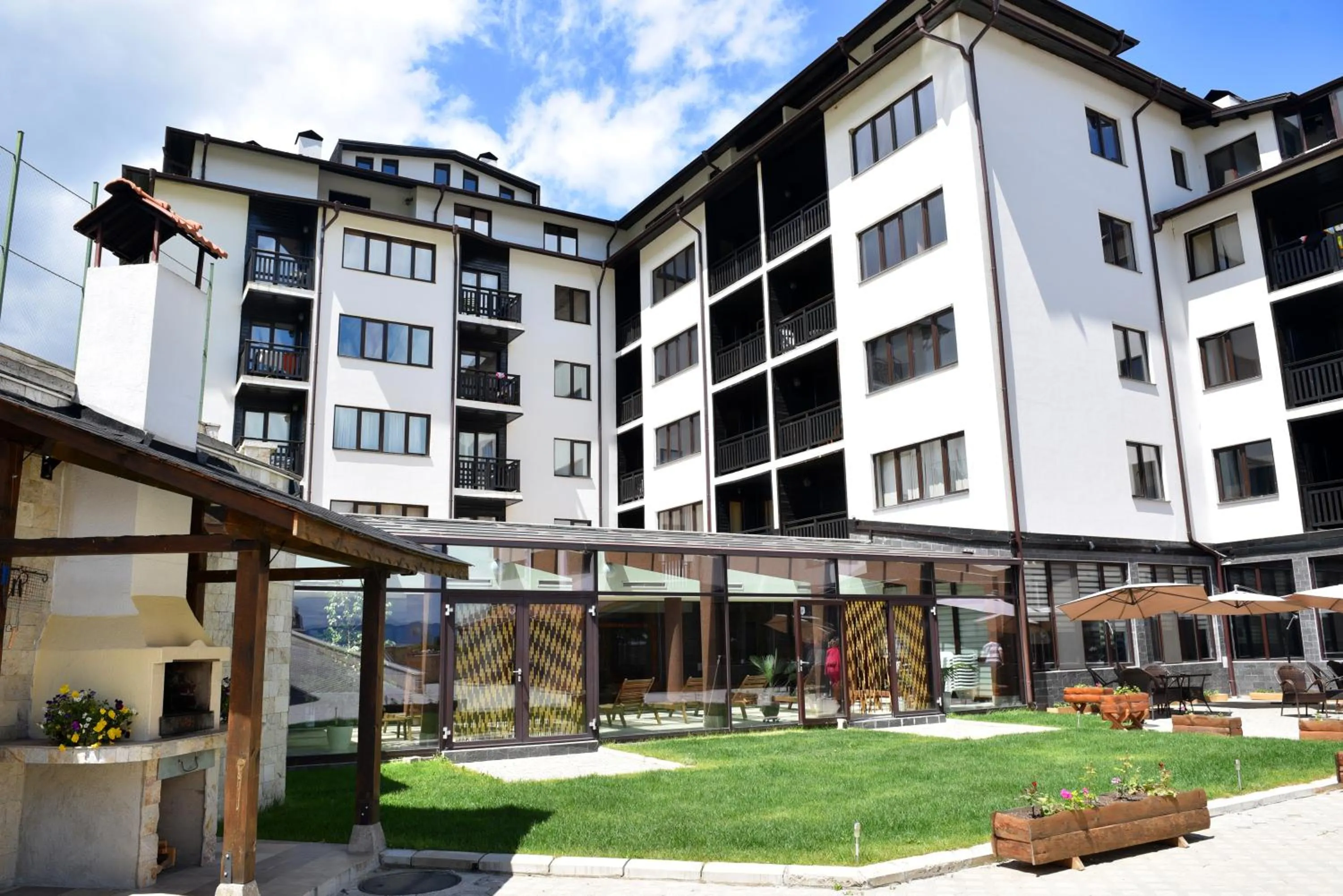 Property building in Royal Bansko - Family Apart Hotel With All Inclusive Light or HB&Drinks and Hot Pool & Jacuzzis