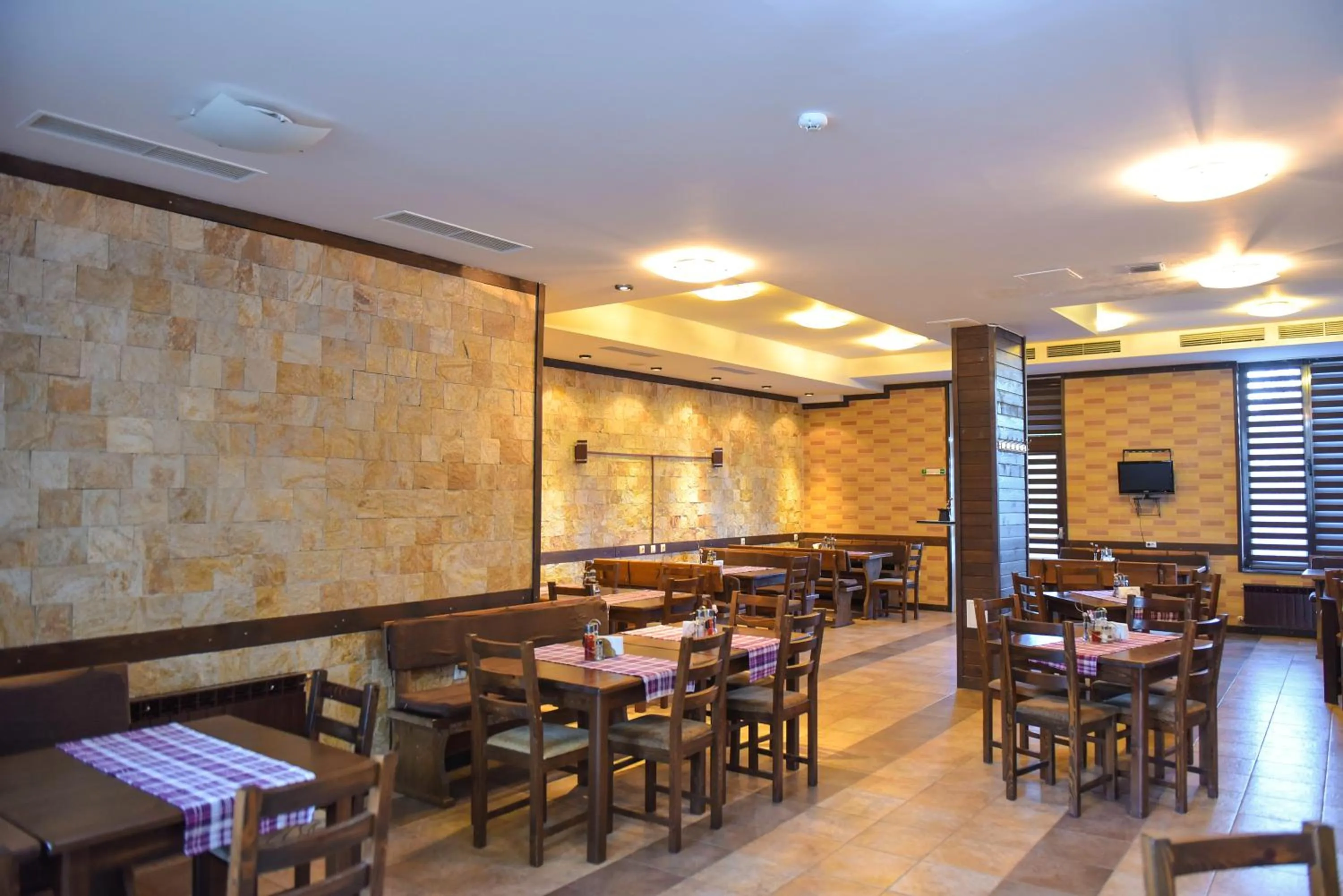 Royal Bansko - Family Apart Hotel With All Inclusive Light or HB&Drinks and Hot Pool & Jacuzzis