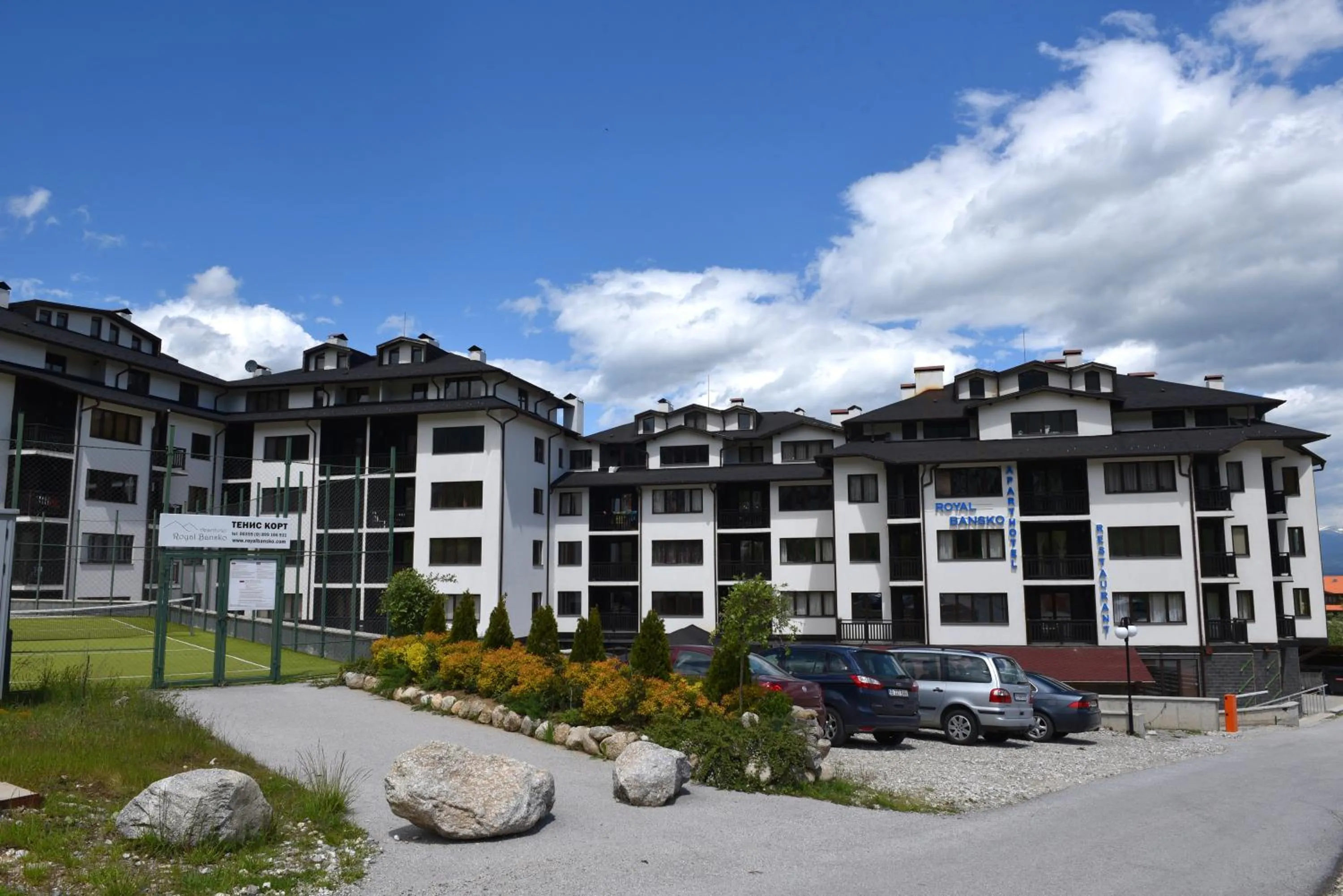 Property building in Royal Bansko - Family Apart Hotel With All Inclusive Light or HB&Drinks and Hot Pool & Jacuzzis