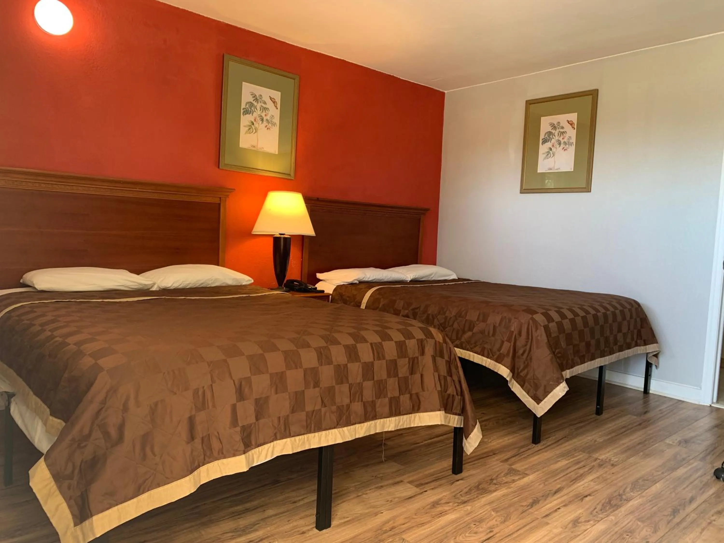 Bed in Scottish Inn and Suites - Bensalem-Philadelphia