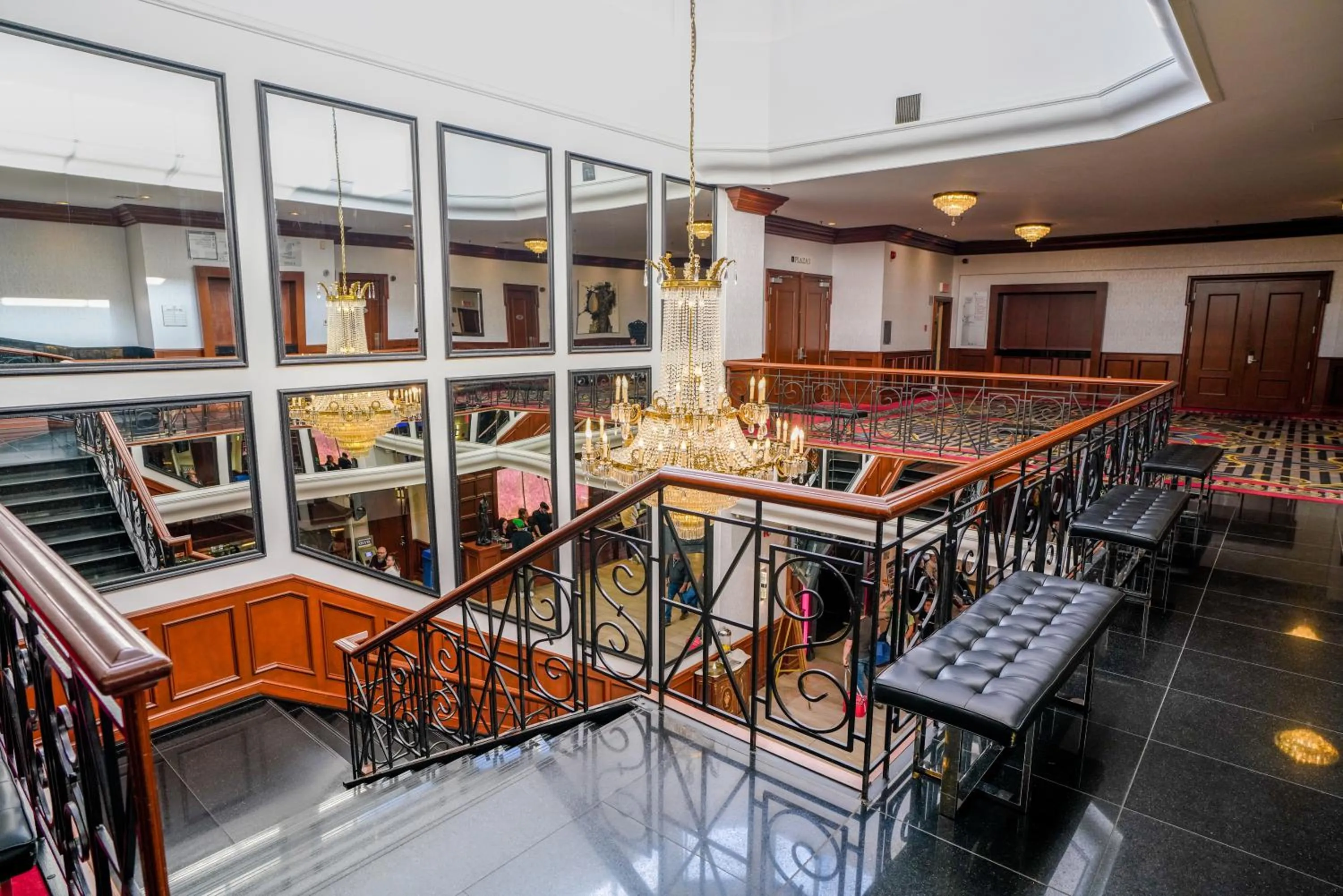 Lobby or reception in Hôtel Plaza Québec par JARO