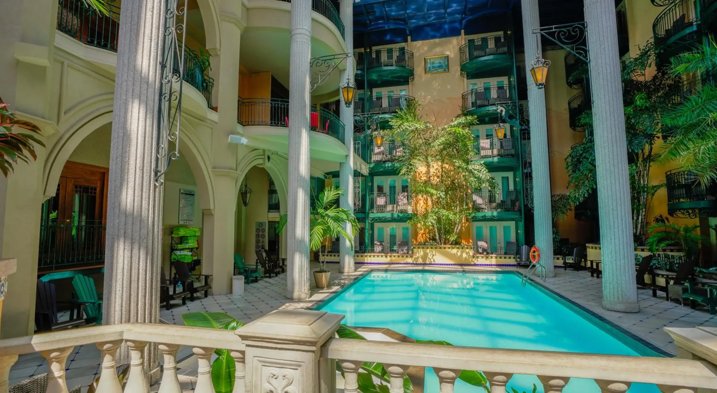 Swimming pool in Hôtel Plaza Québec par JARO Swimming pool in Hôtel Plaza Québec par JARO