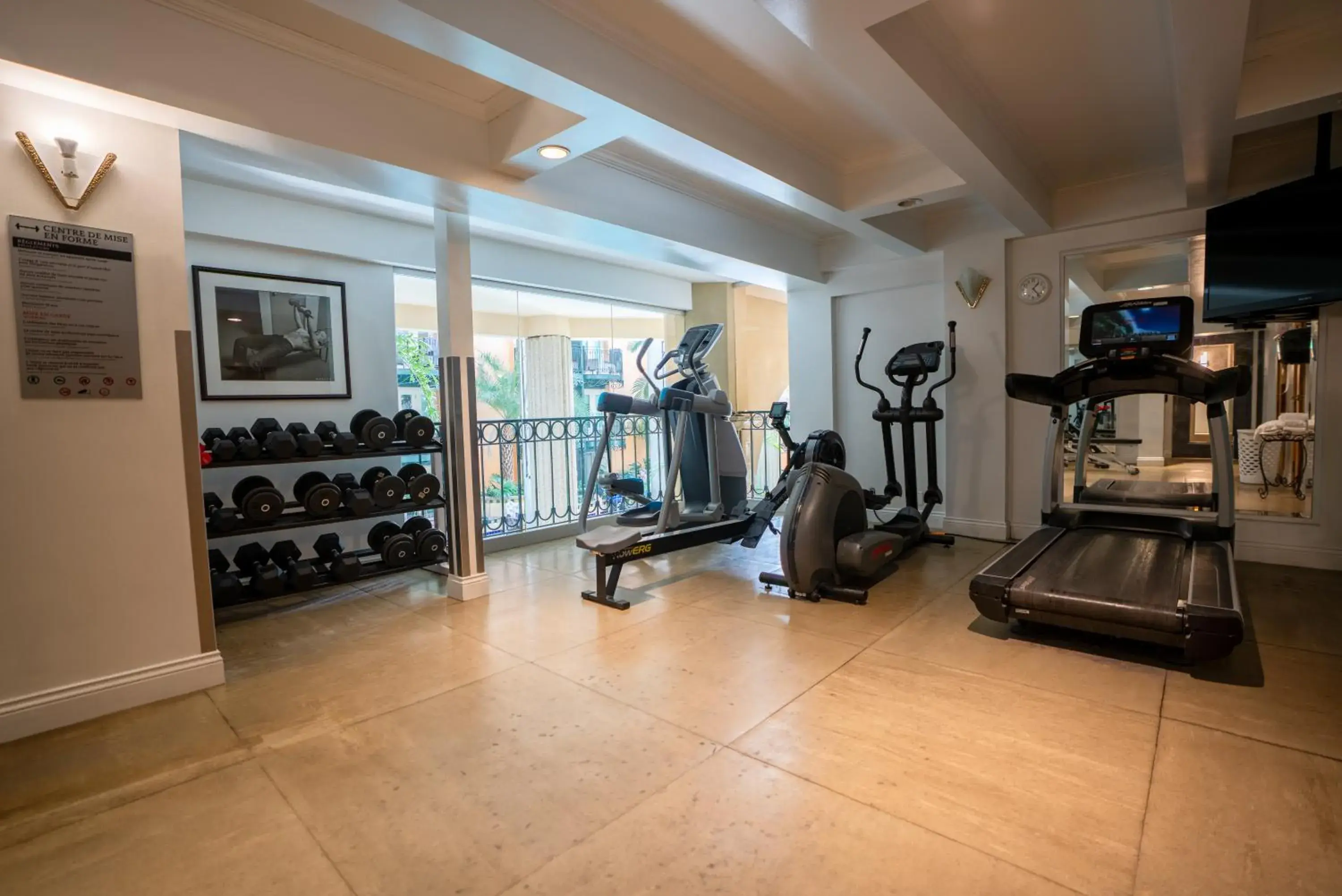 Fitness centre/facilities in Hôtel Plaza Québec par JARO Fitness centre/facilities in Hôtel Plaza Québec par JARO