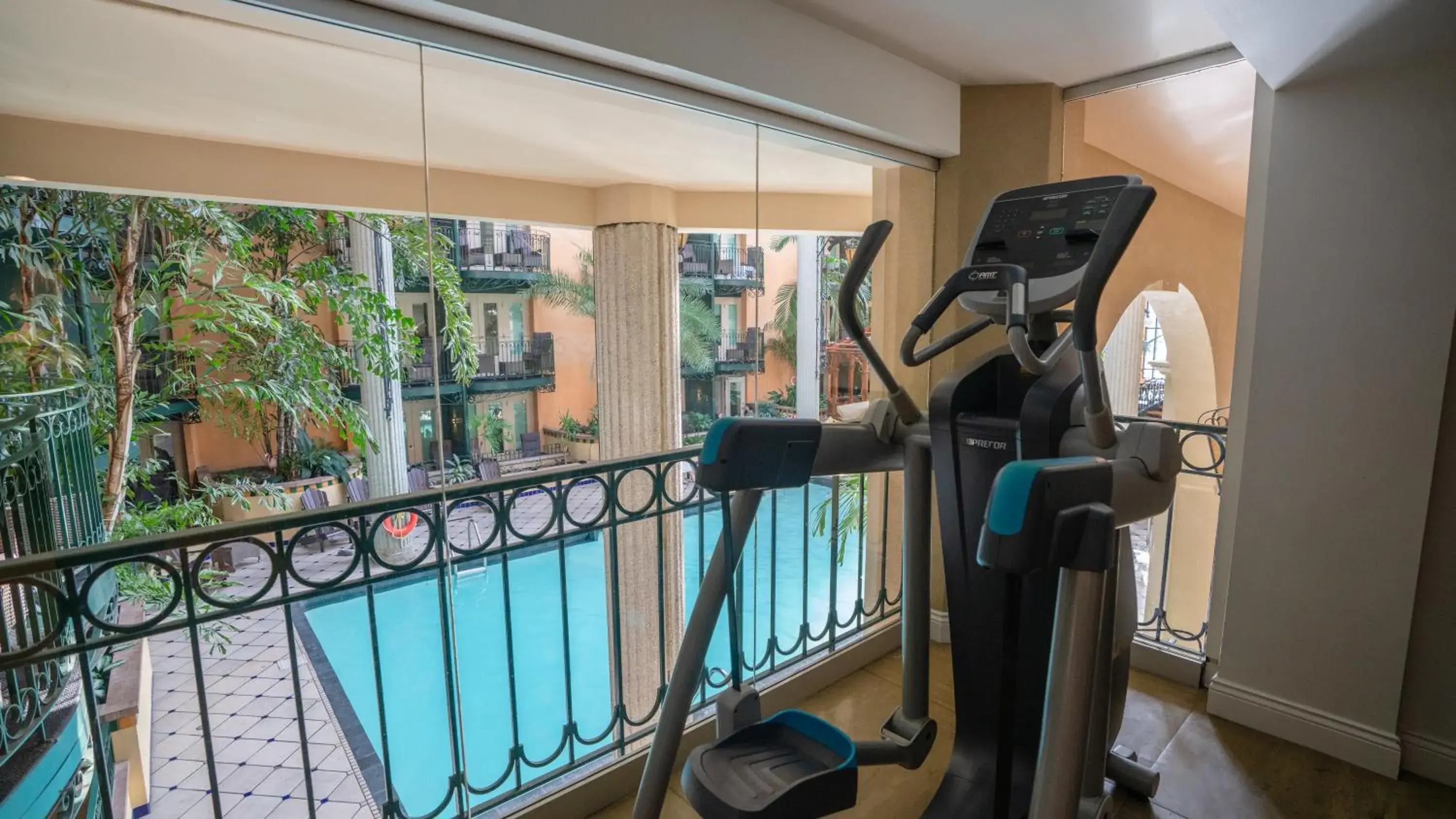 Fitness centre/facilities in Hôtel Plaza Québec par JARO Fitness centre/facilities in Hôtel Plaza Québec par JARO