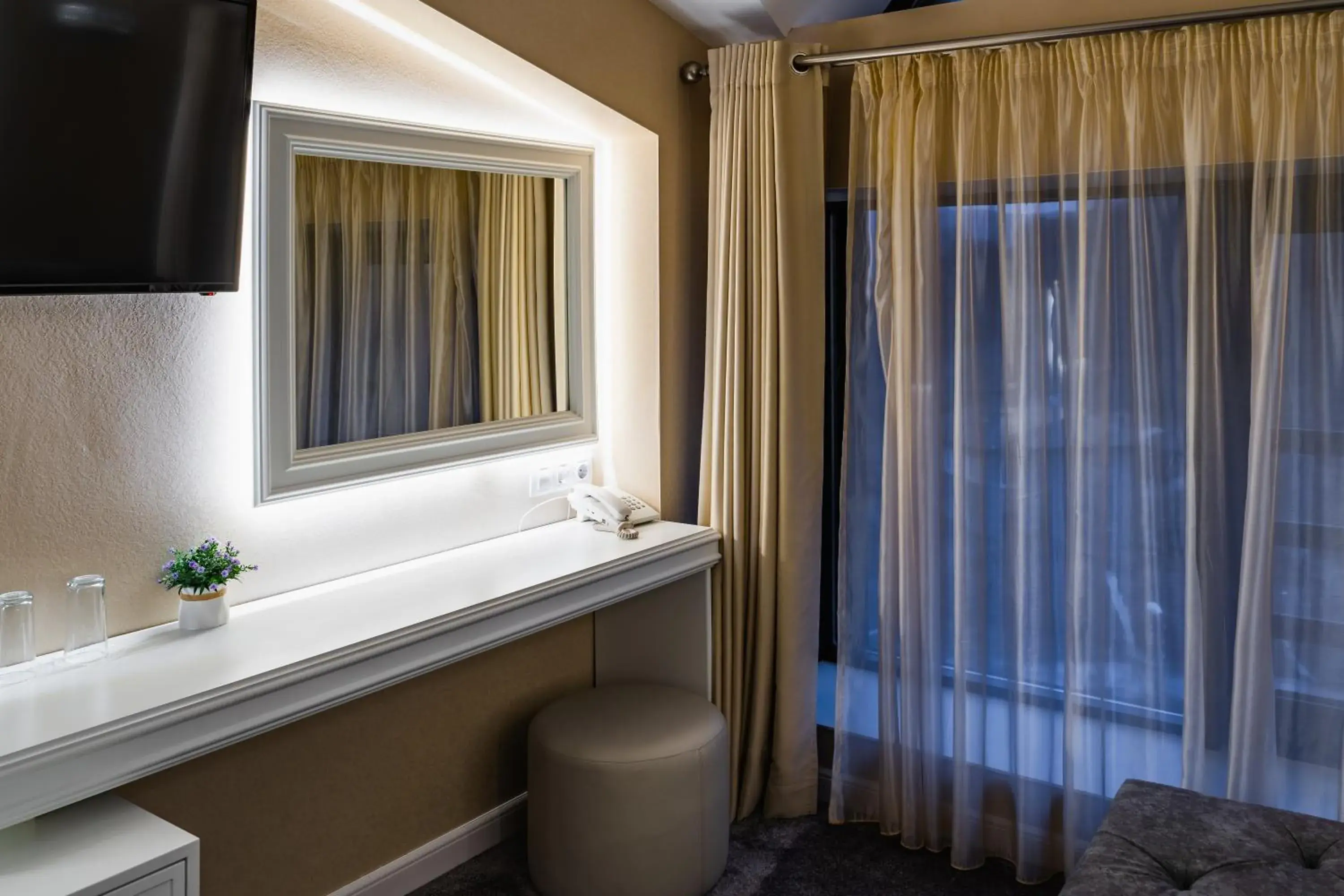 Communal lounge/ TV room in Tsarevets Boutique Hotel & SPA Communal lounge/ TV room in Tsarevets Boutique Hotel & SPA