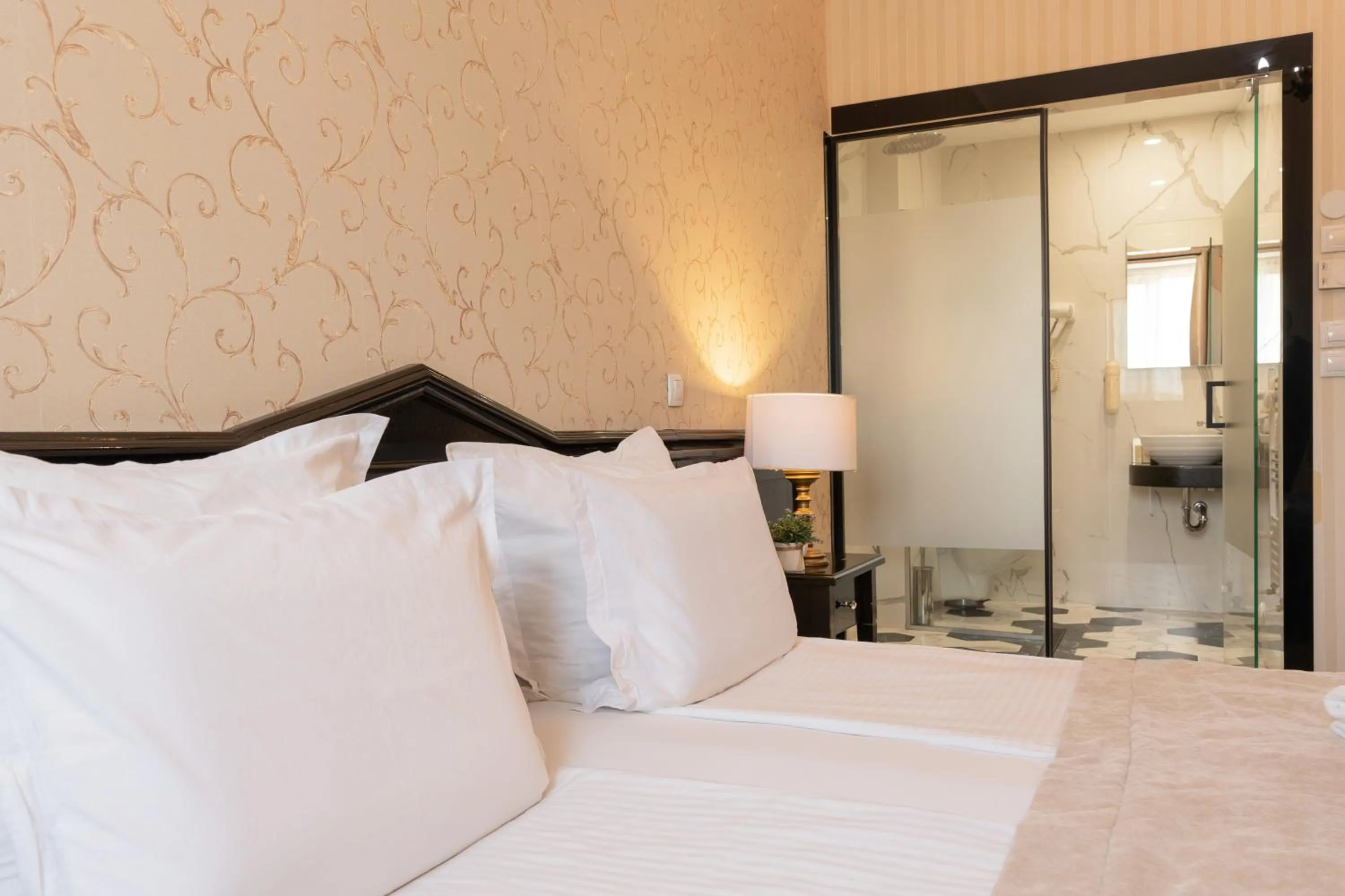 Shower, Bed in Tsarevets Boutique Hotel & SPA