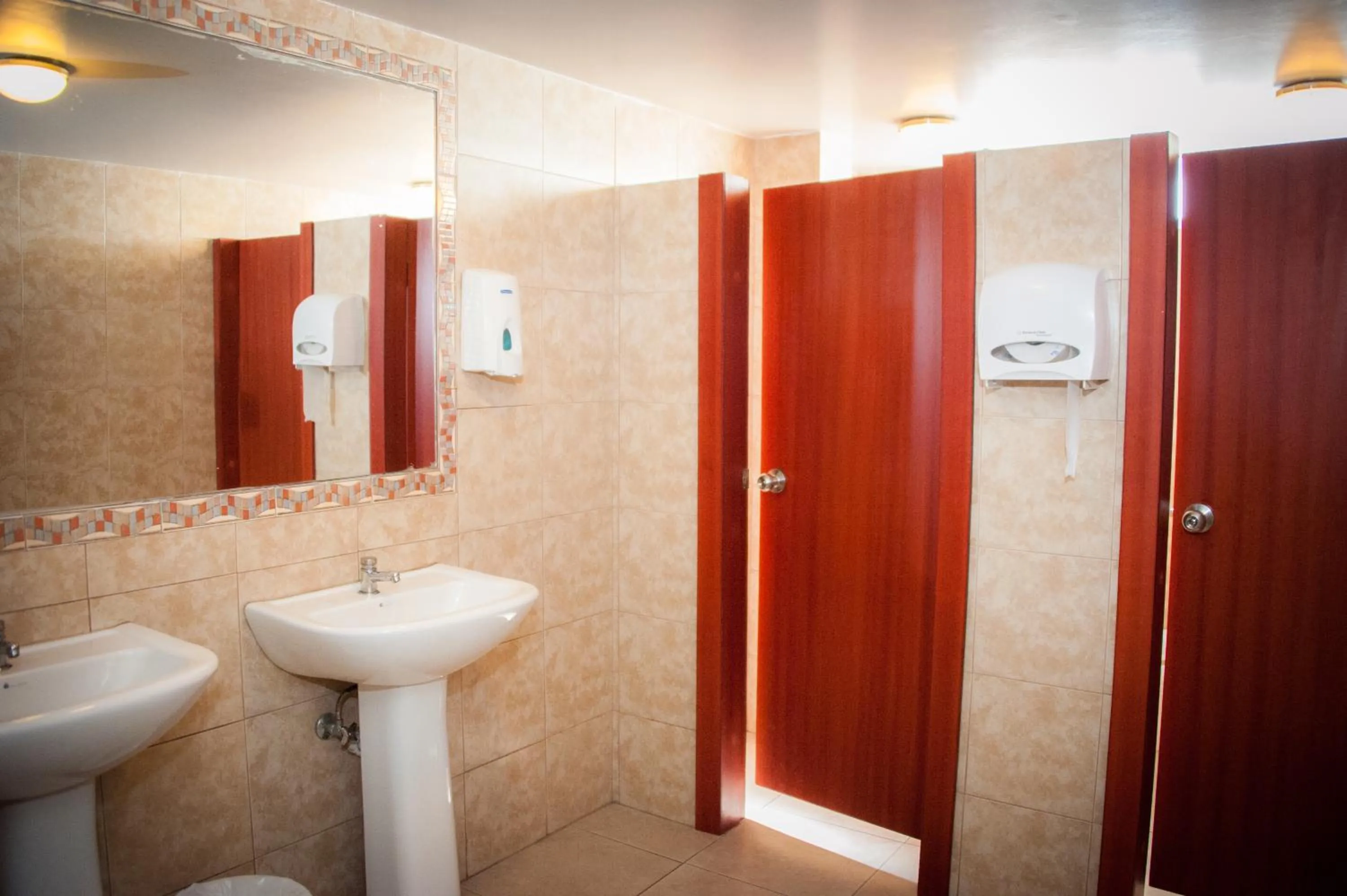 Public Bath in Hotel 6 De Diciembre