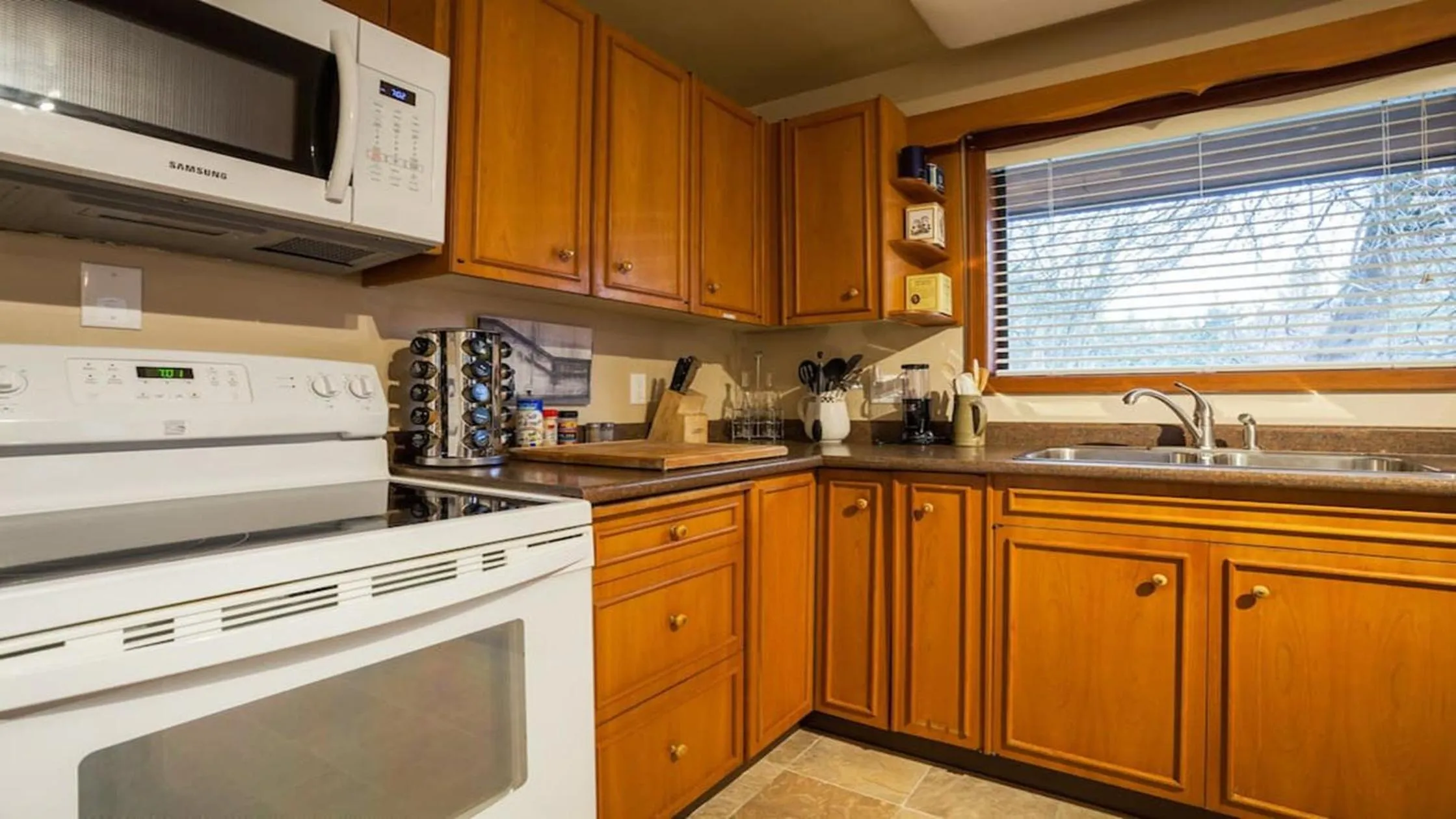 Kitchen or kitchenette in Coles Bay Vacation Retreat
