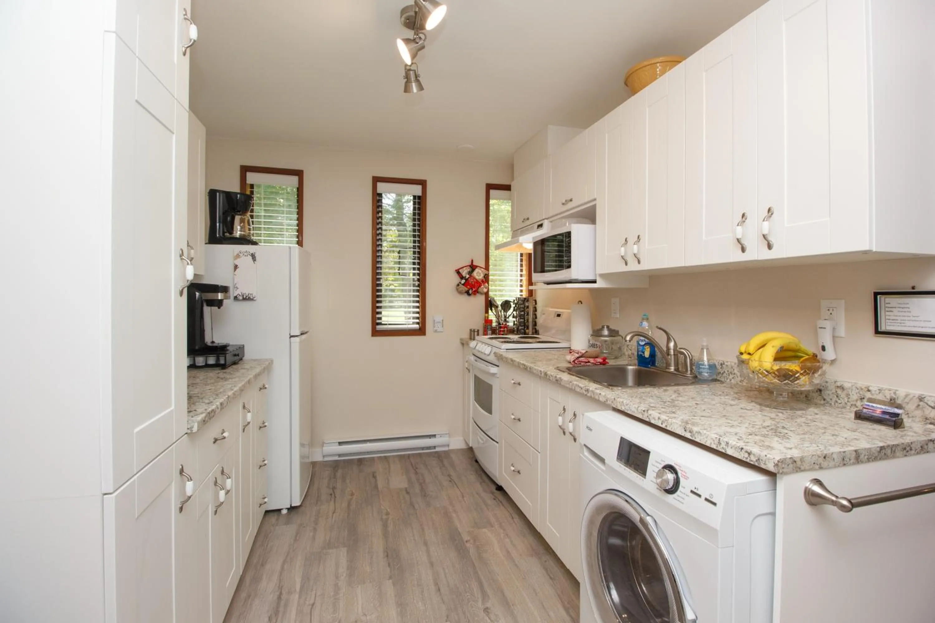 Kitchen or kitchenette in Coles Bay Vacation Retreat