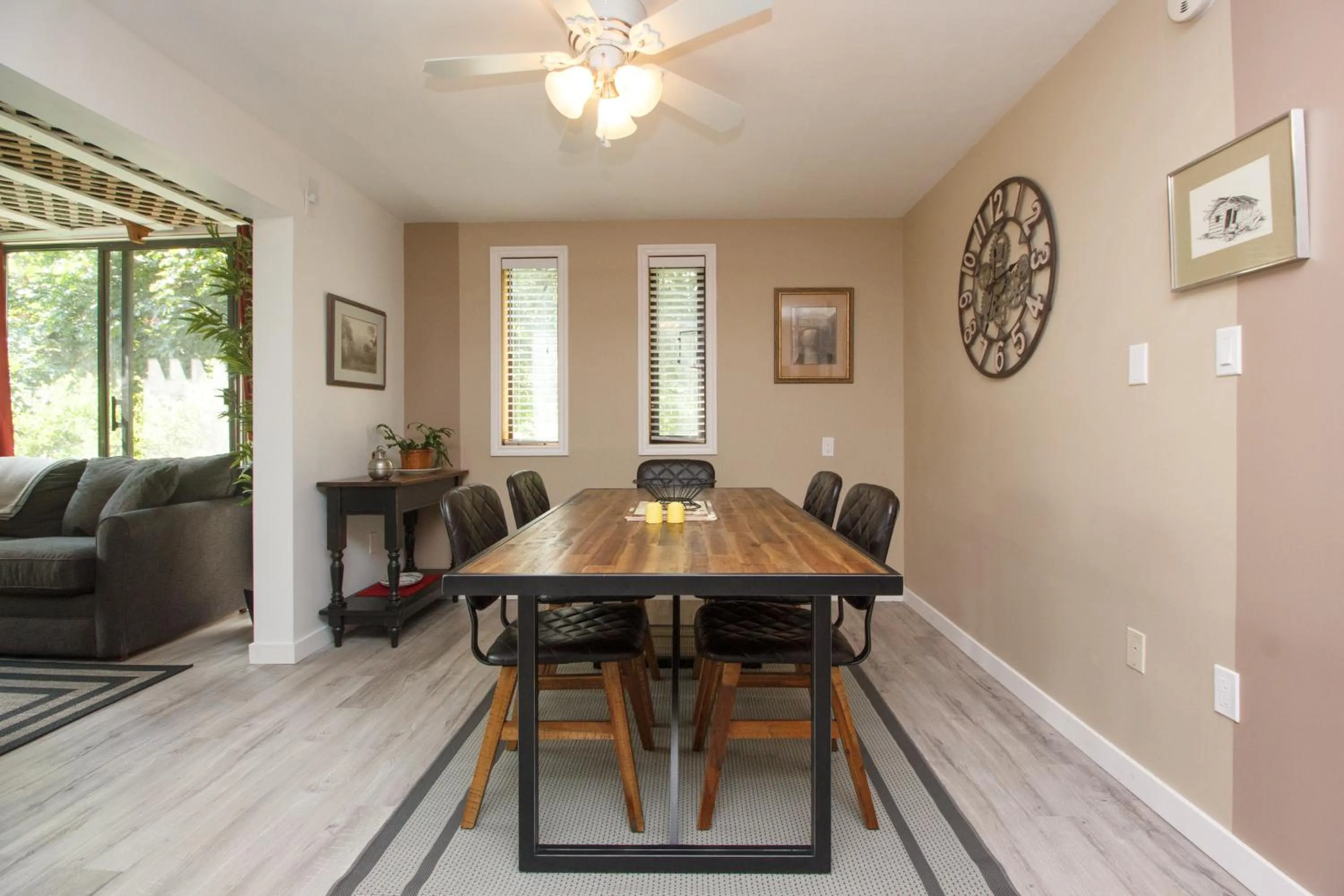 Dining area in Coles Bay Vacation Retreat
