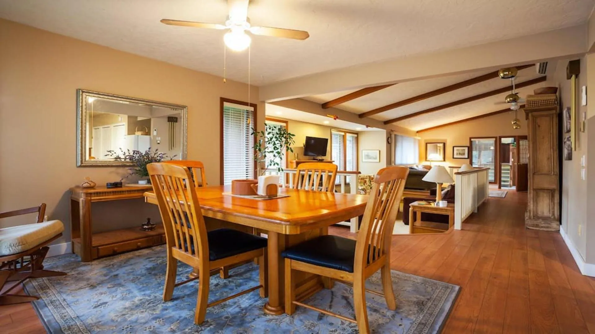 Dining area in Coles Bay Vacation Retreat