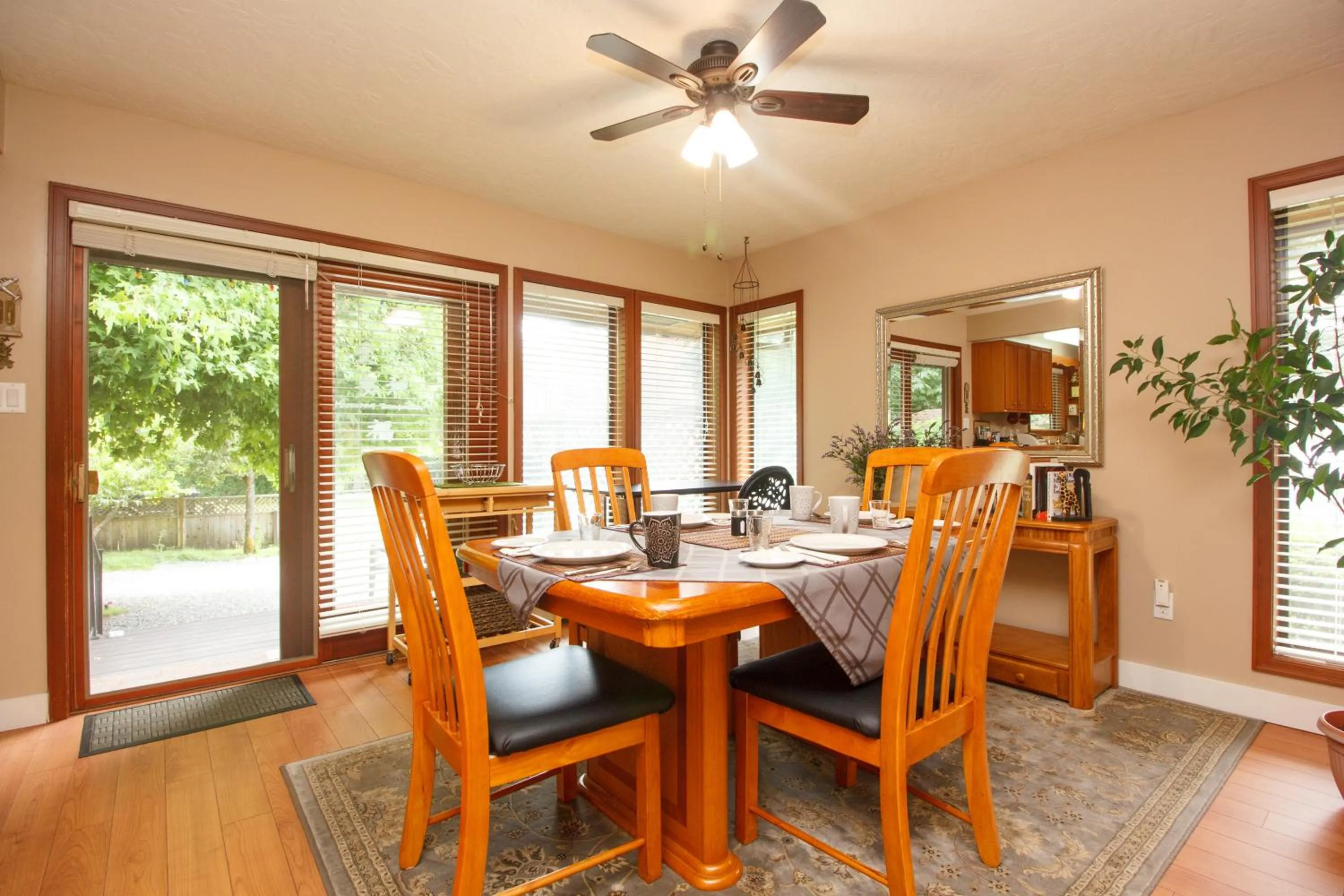 Dining area in Coles Bay Vacation Retreat