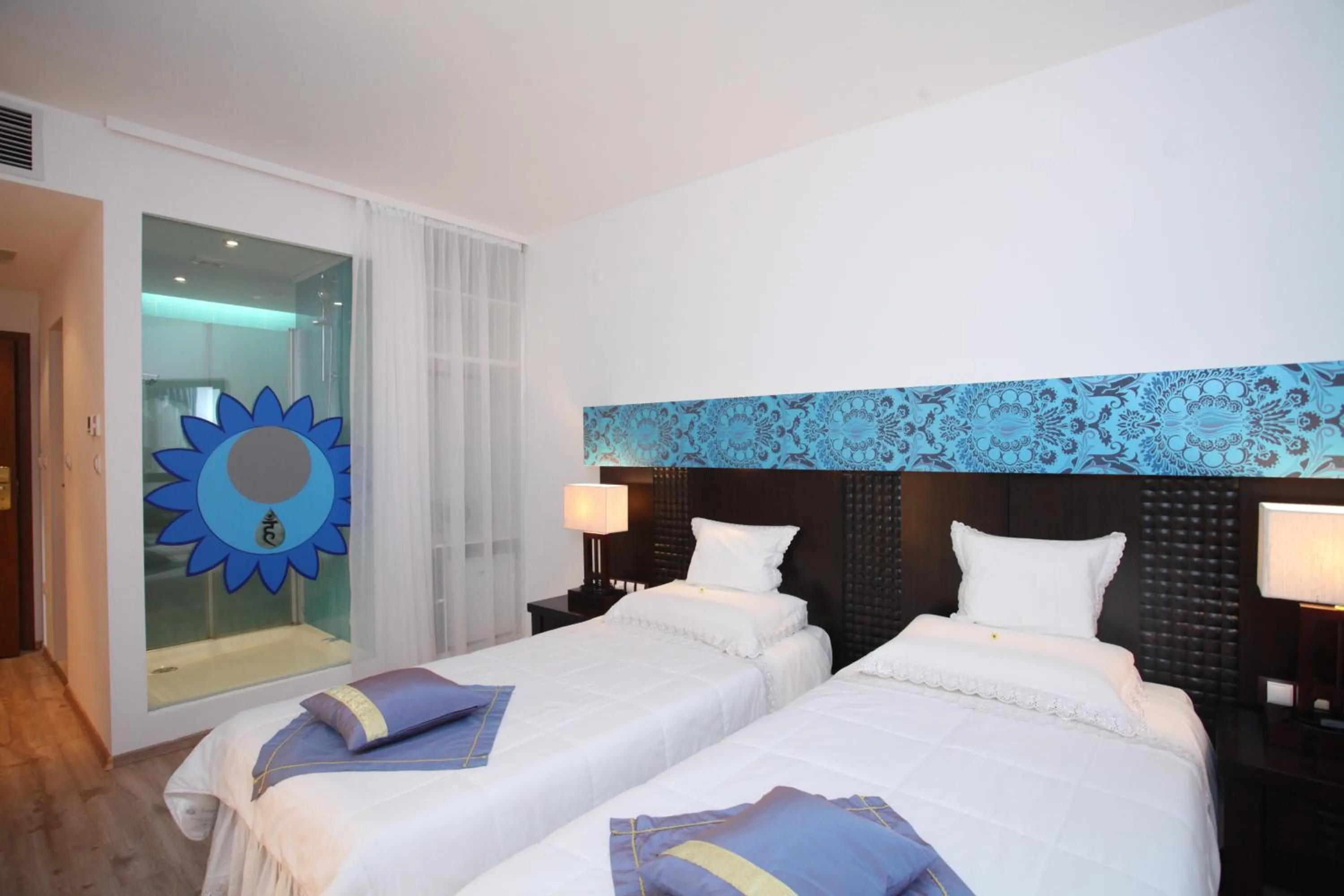 Twin Room in Familly Art Hotel Nirvana