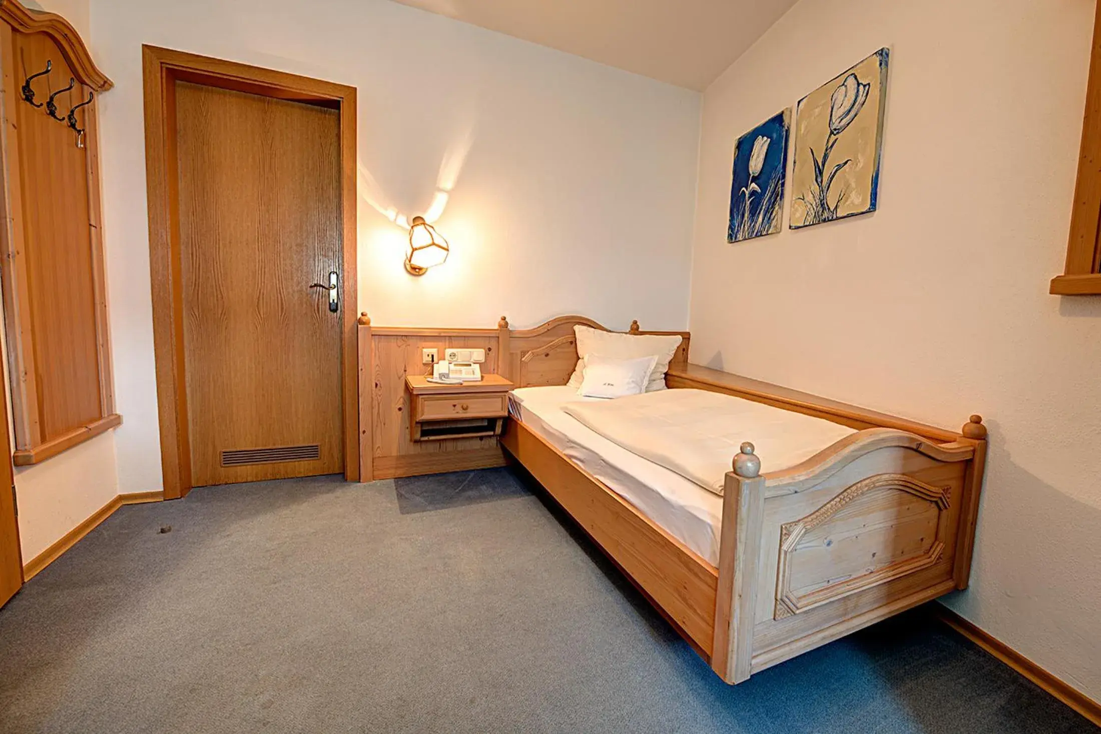 Single Room with Shower - single occupancy in Hotel Huber Single Room with Shower - single occupancy in Hotel Huber