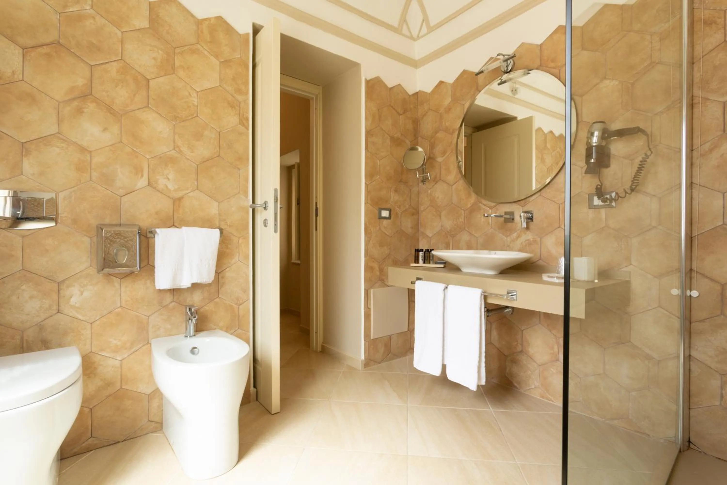 Toilet in Maecò Ortigia B&B - Hospitality & Charming Rooms