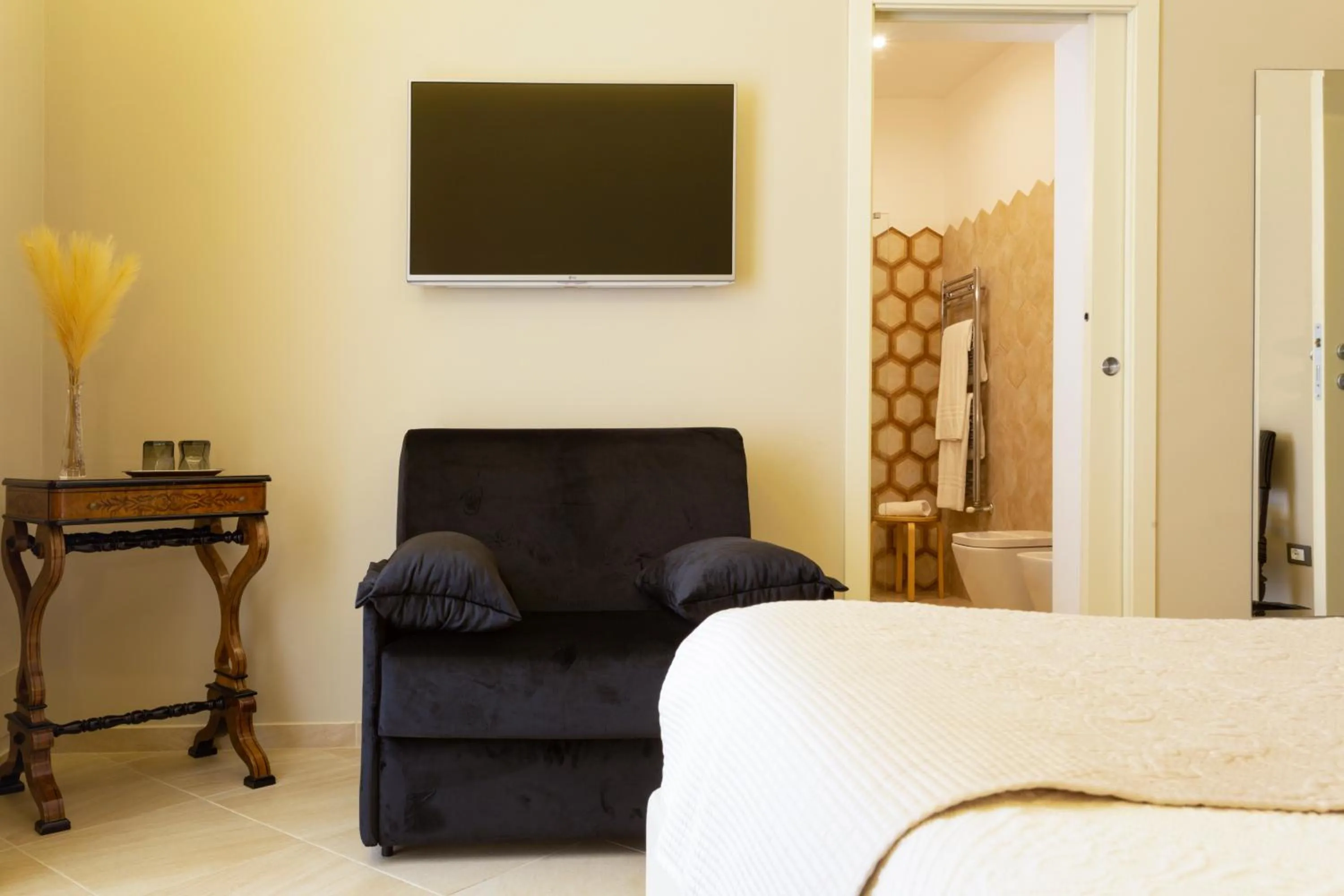 Photo of the whole room, Bed in Maecò Ortigia B&B - Hospitality & Charming Rooms