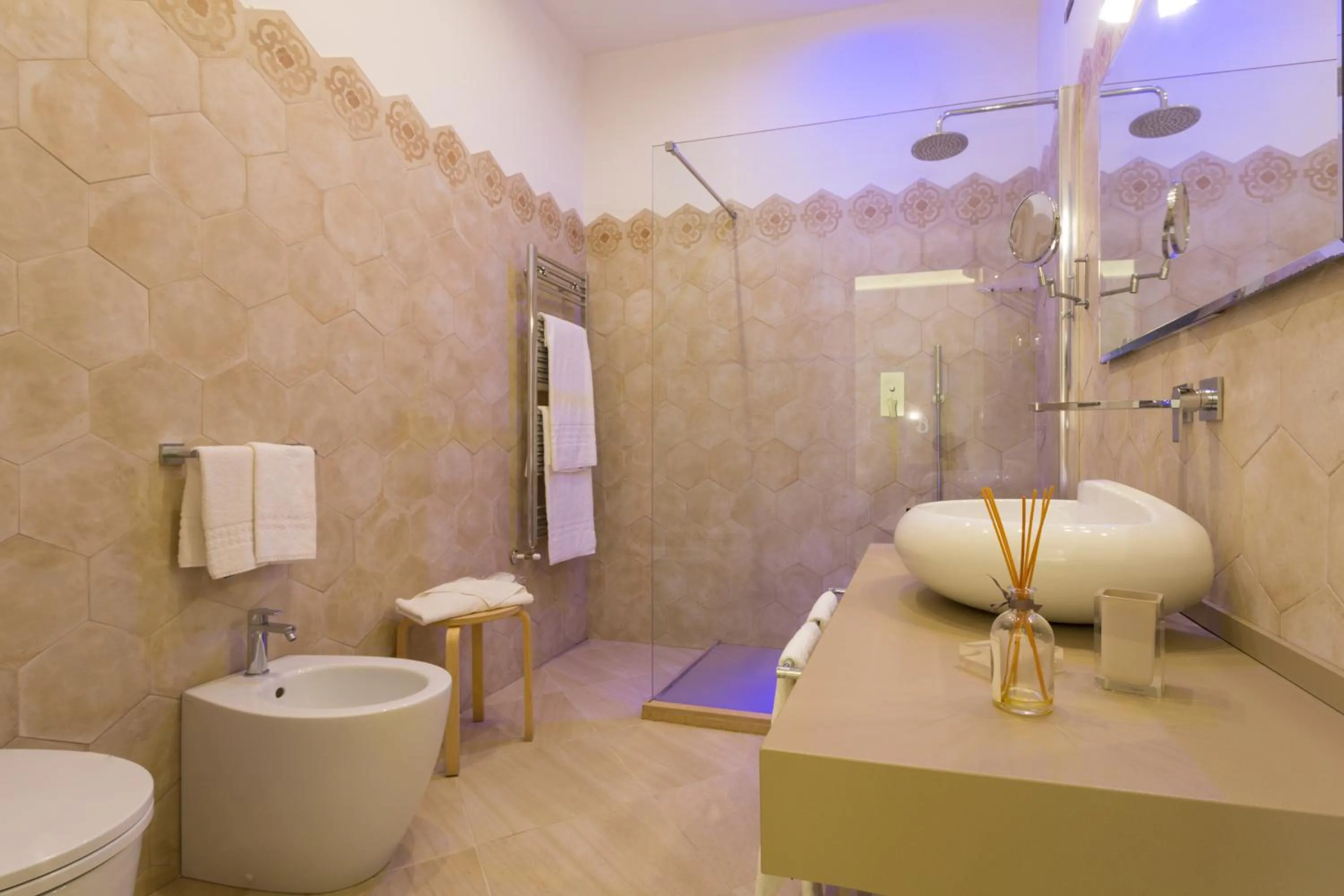 Toilet in Maecò Ortigia B&B - Hospitality & Charming Rooms