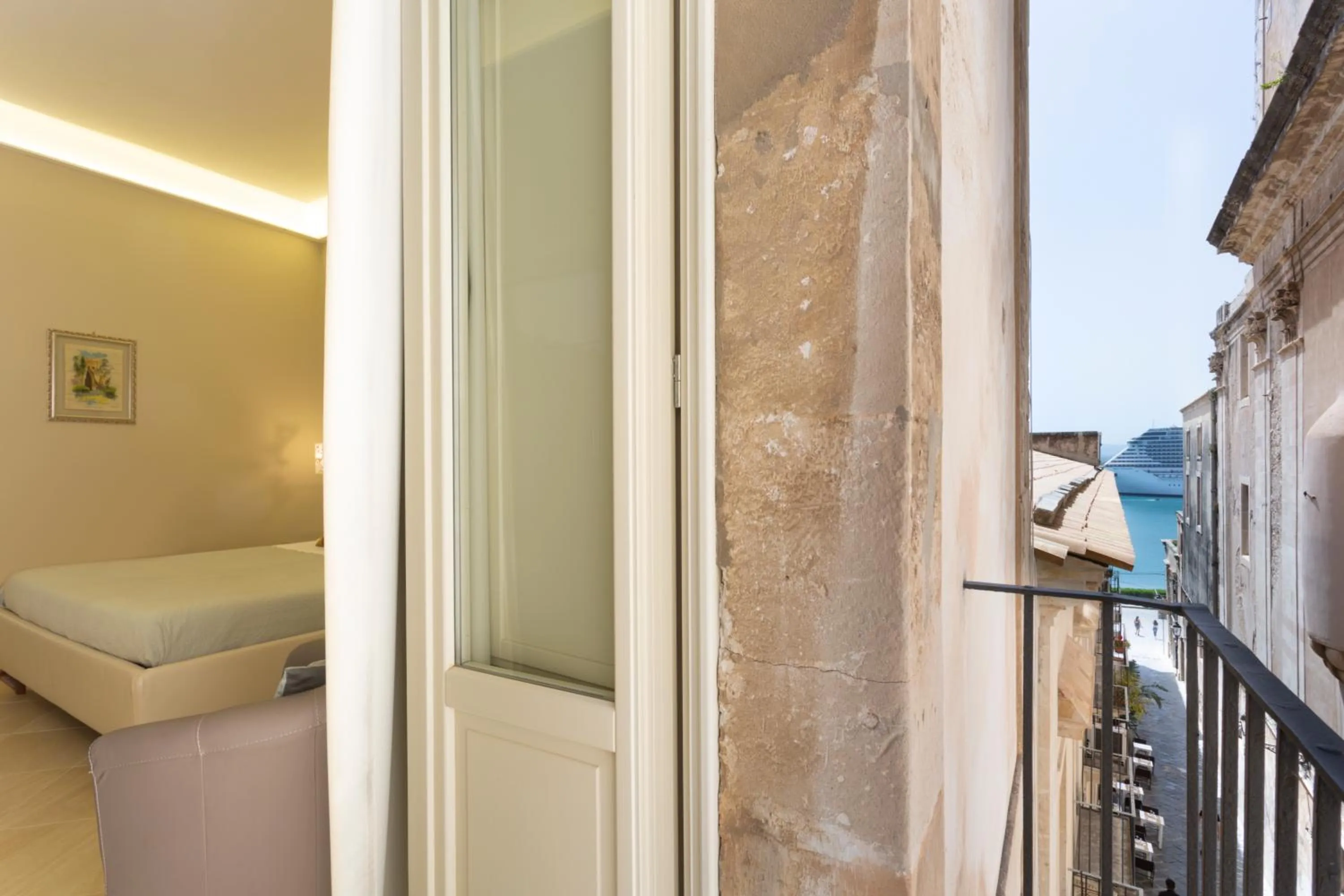 Balcony/Terrace, Bed in Maecò Ortigia B&B - Hospitality & Charming Rooms