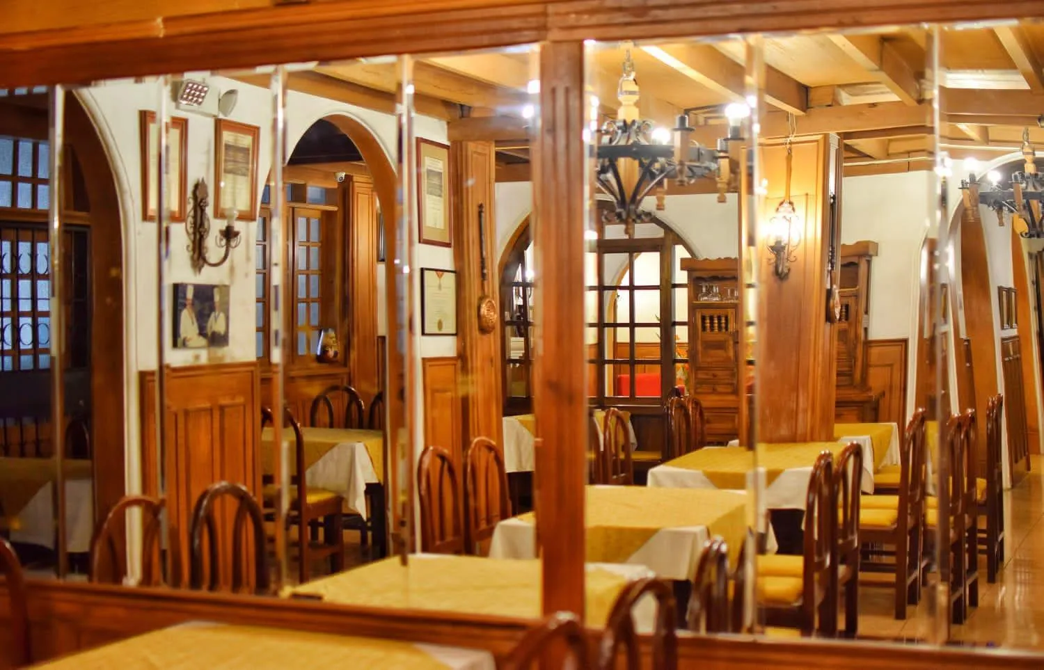 Restaurant/places to eat in Hotel Ambassador