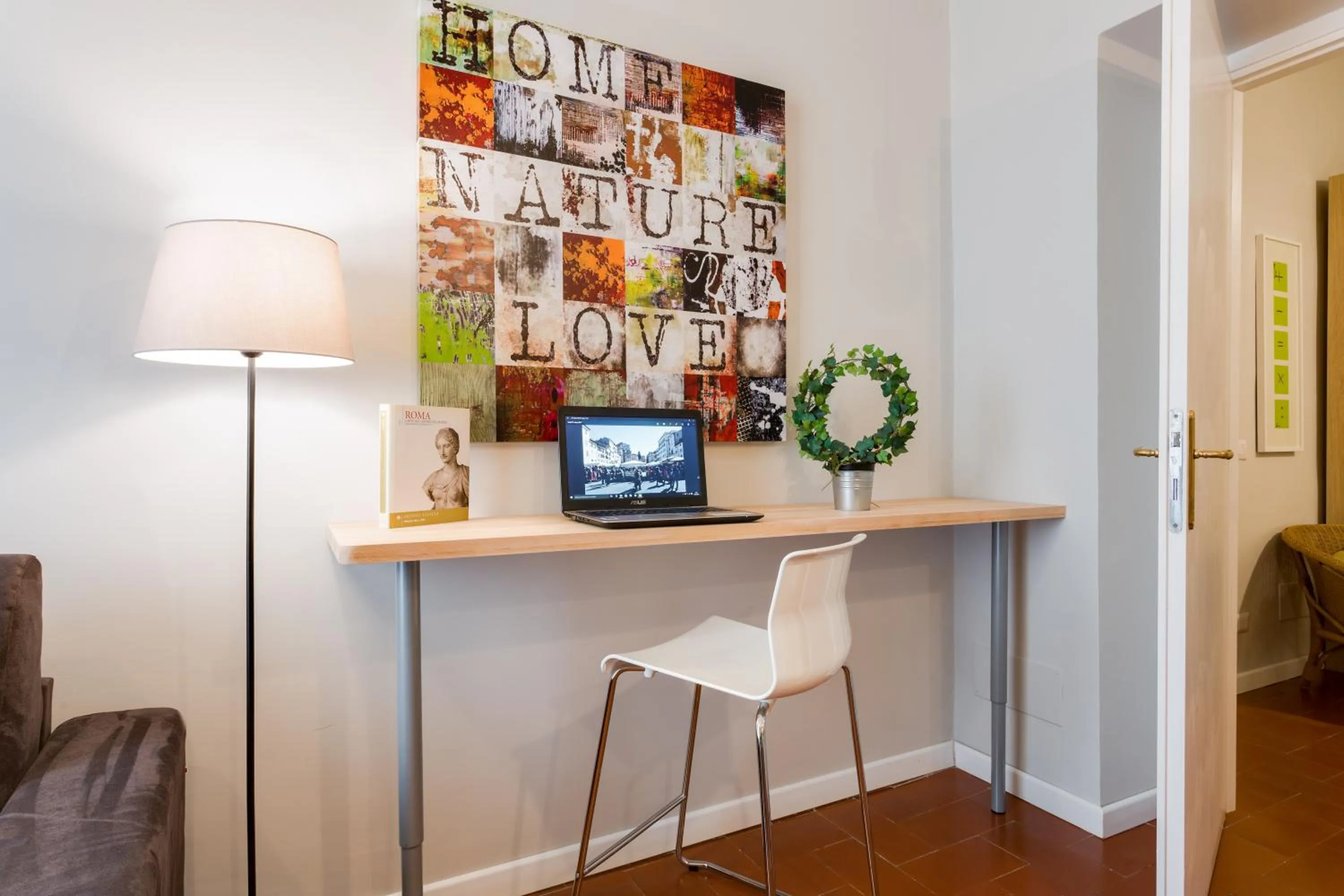 Decorative detail in Rome as you feel - Grotta Pinta apartments