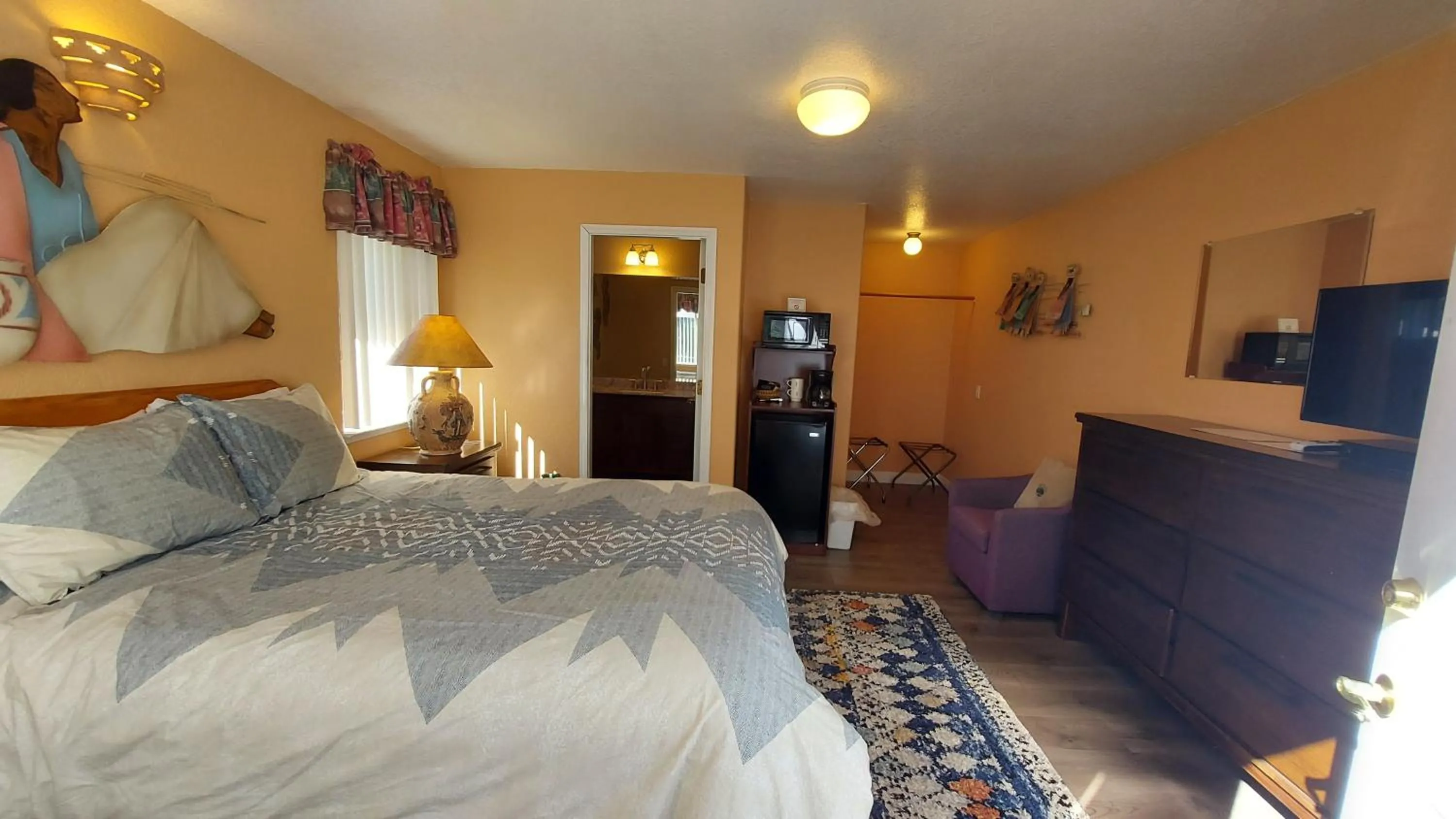 Bathroom, Bed in Little Valley Inn