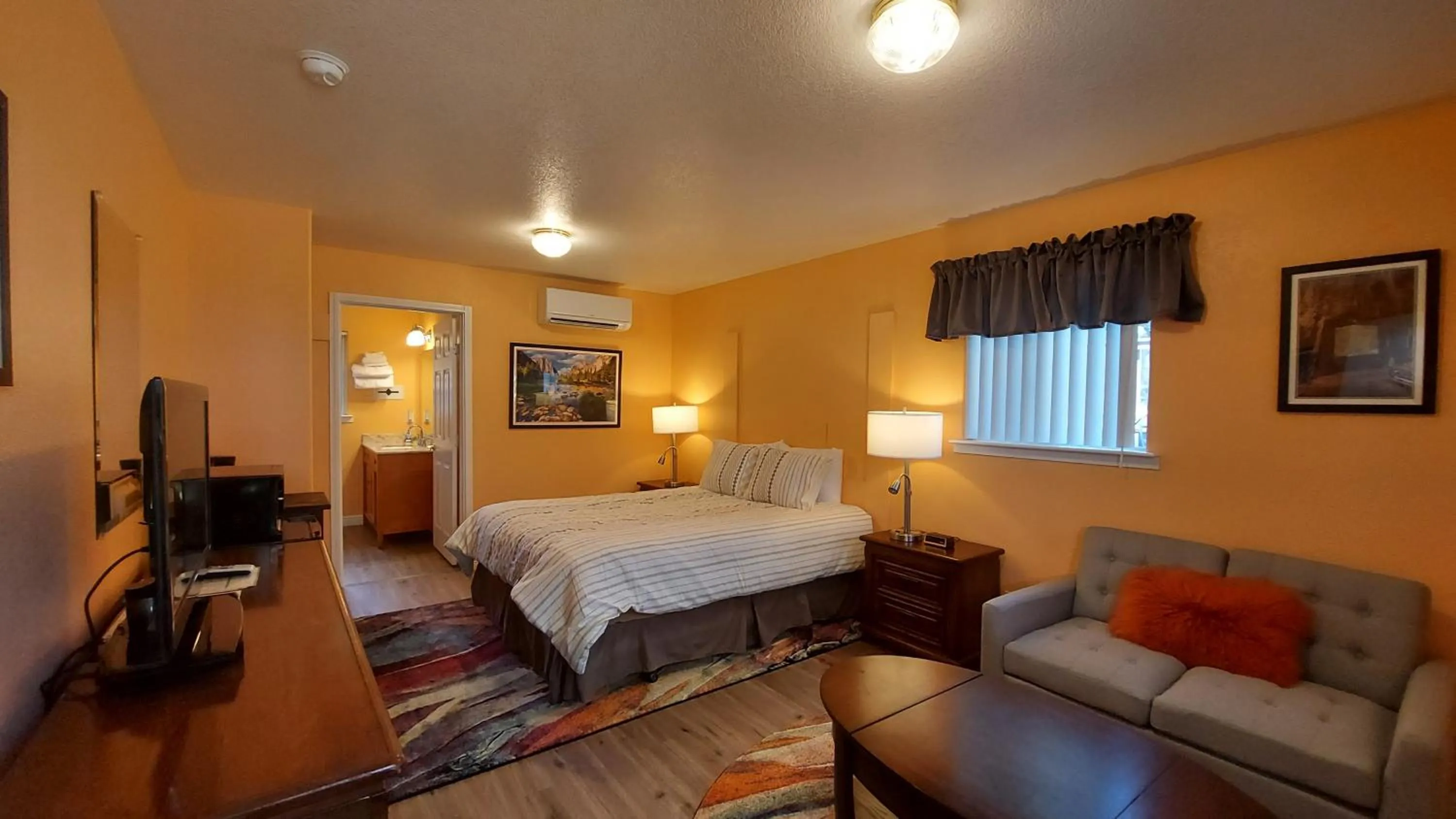 Shower, Bed in Little Valley Inn