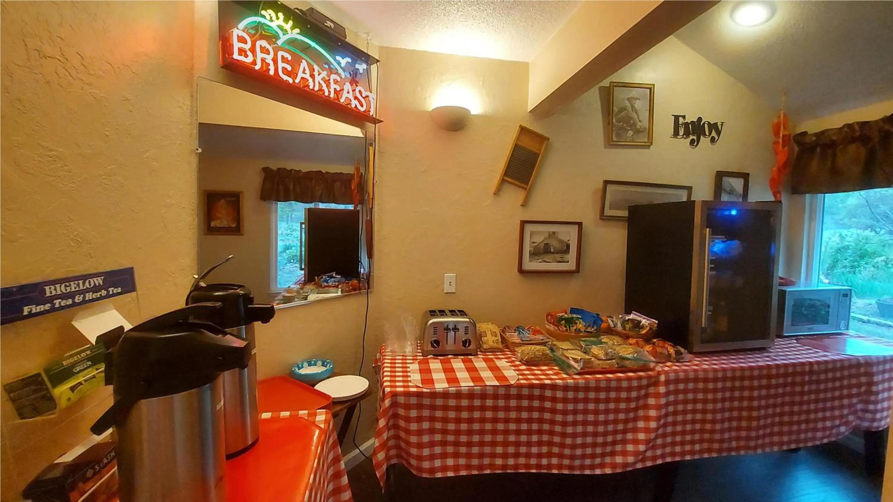 Restaurant/places to eat in Little Valley Inn