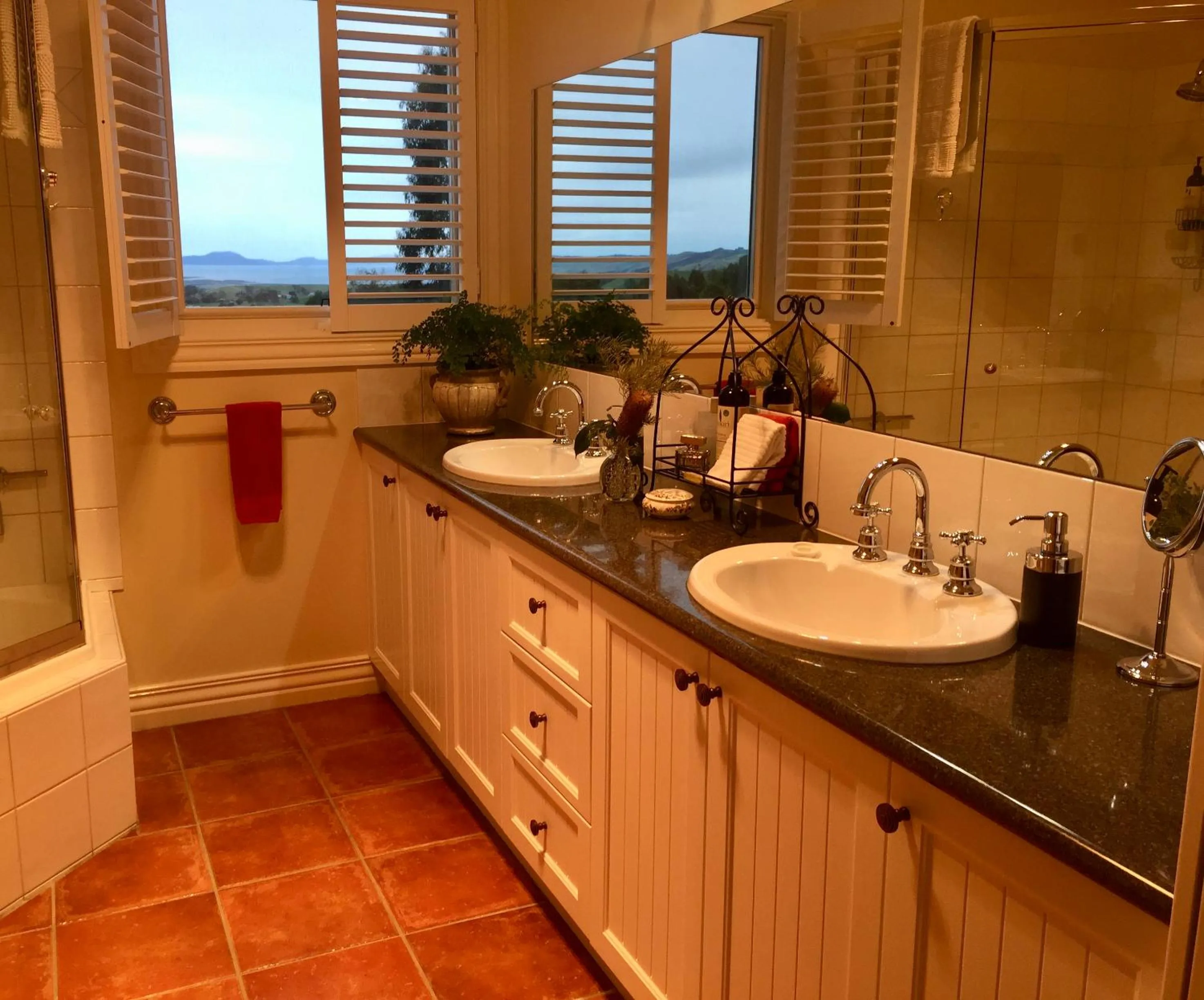 Bathroom in Llarrinda Bed & Breakfast