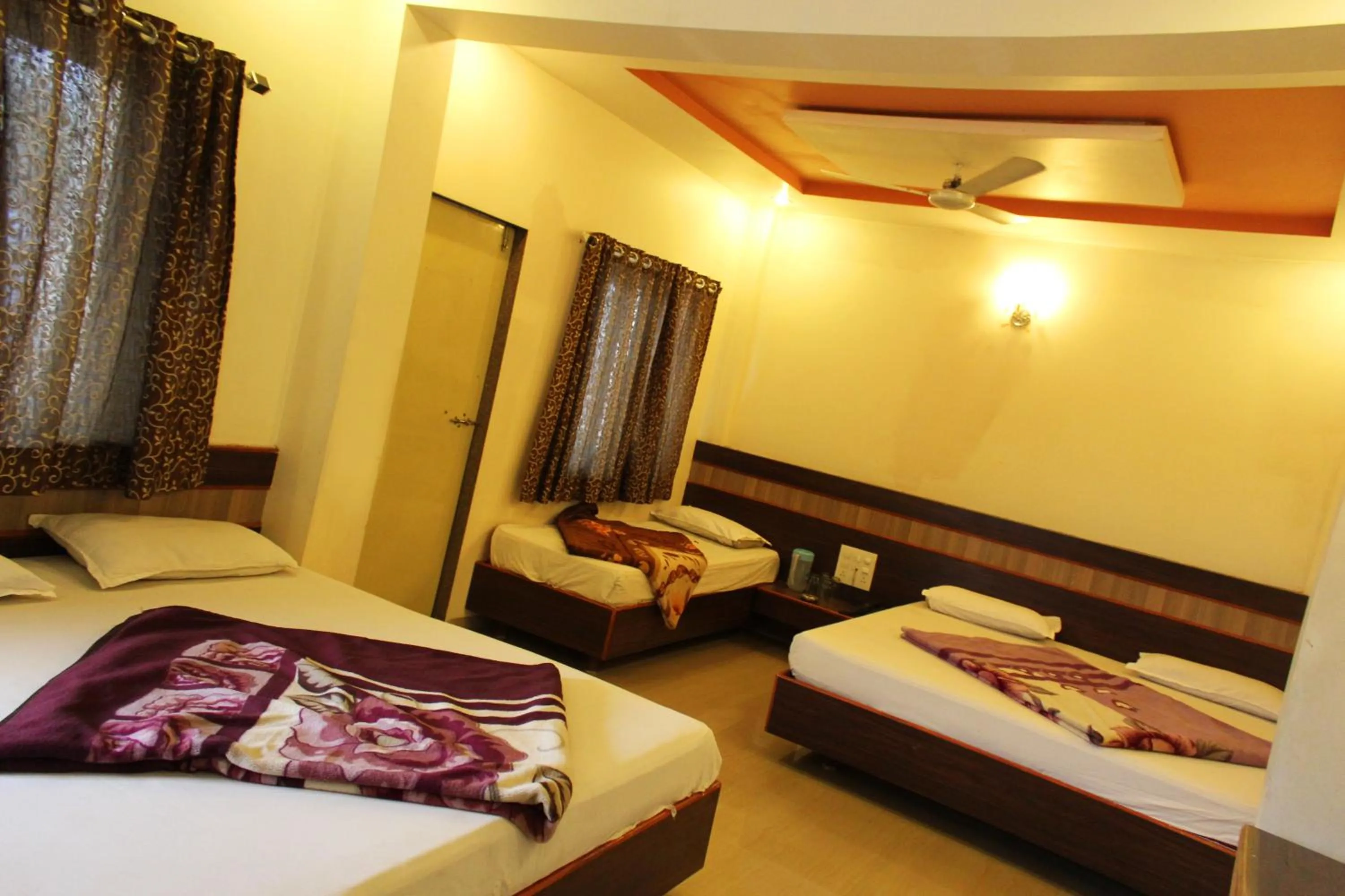 Photo of the whole room, Bed in Sai Atithi Resort