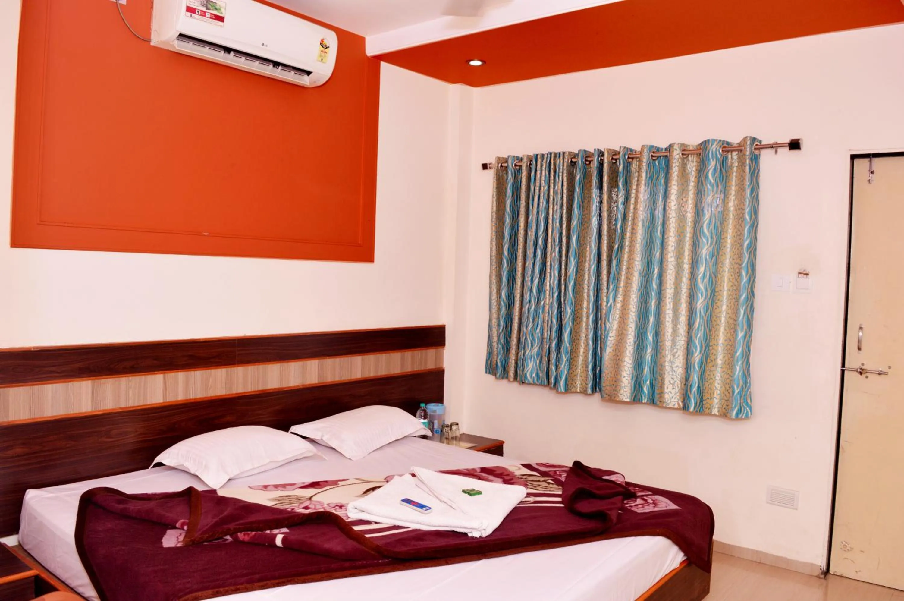 Photo of the whole room, Bed in Sai Atithi Resort