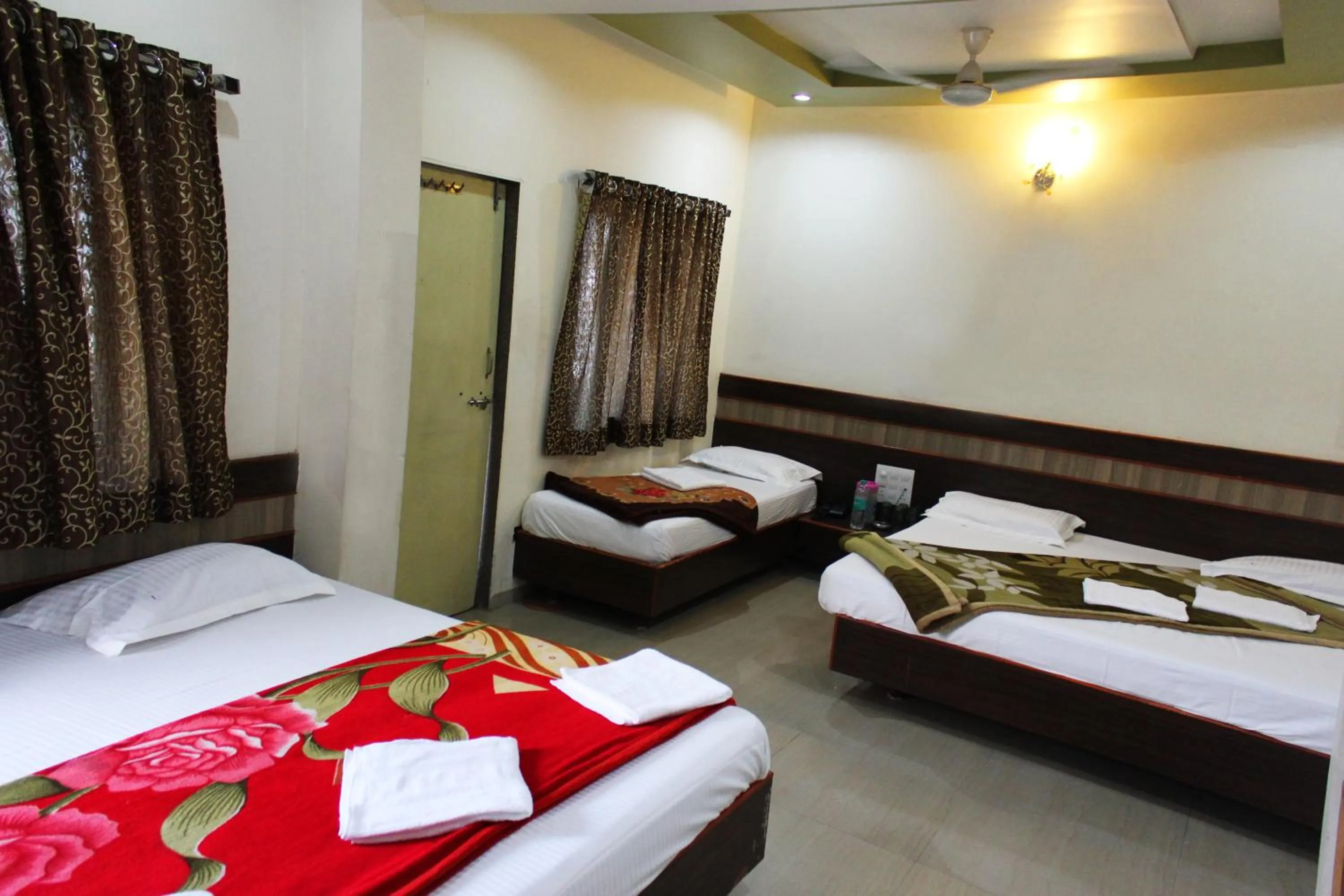 Photo of the whole room, Bed in Sai Atithi Resort
