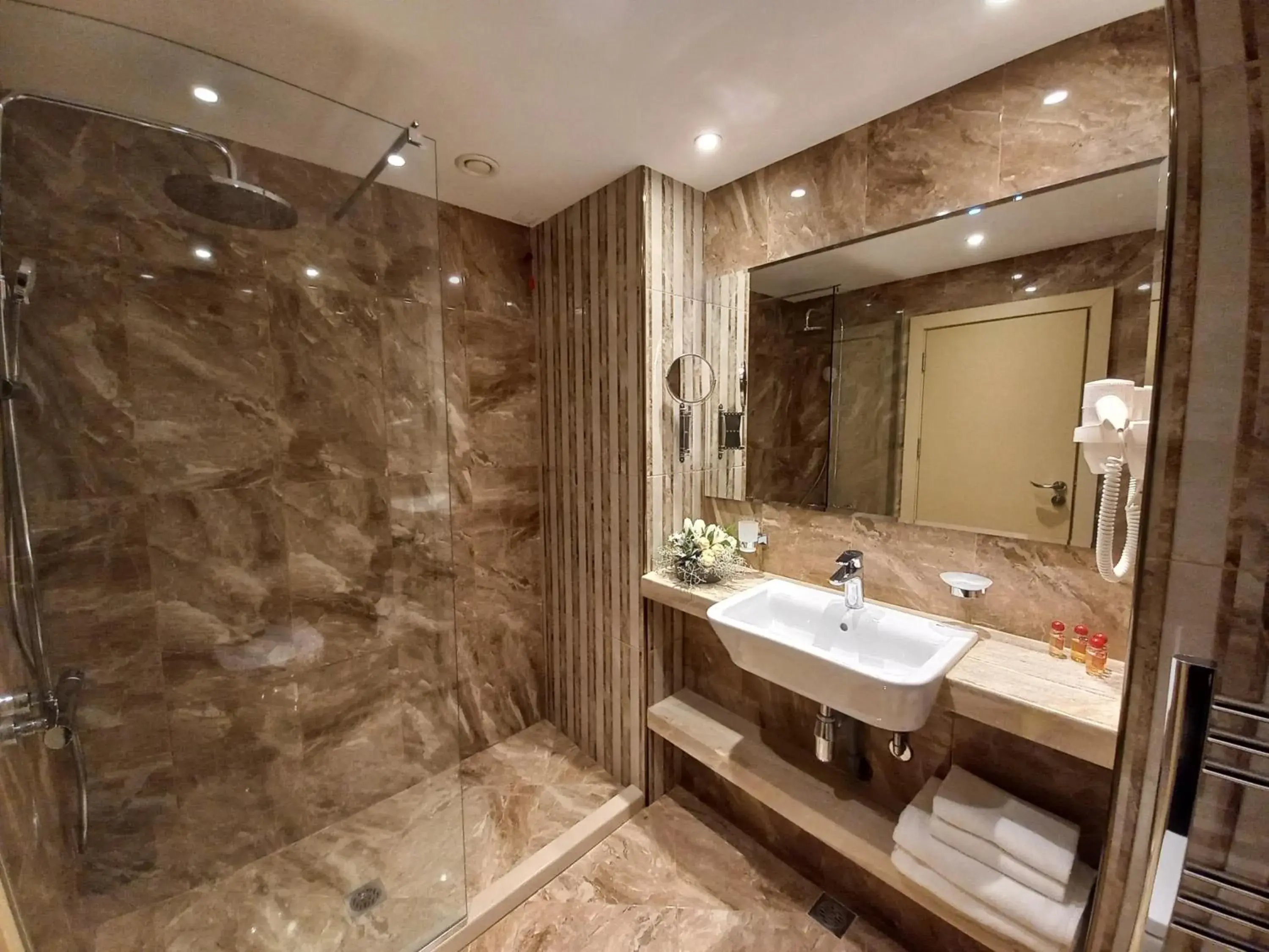 Classic Twin Room - High Floor in Astoria Grand Hotel Classic Twin Room - High Floor in Astoria Grand Hotel