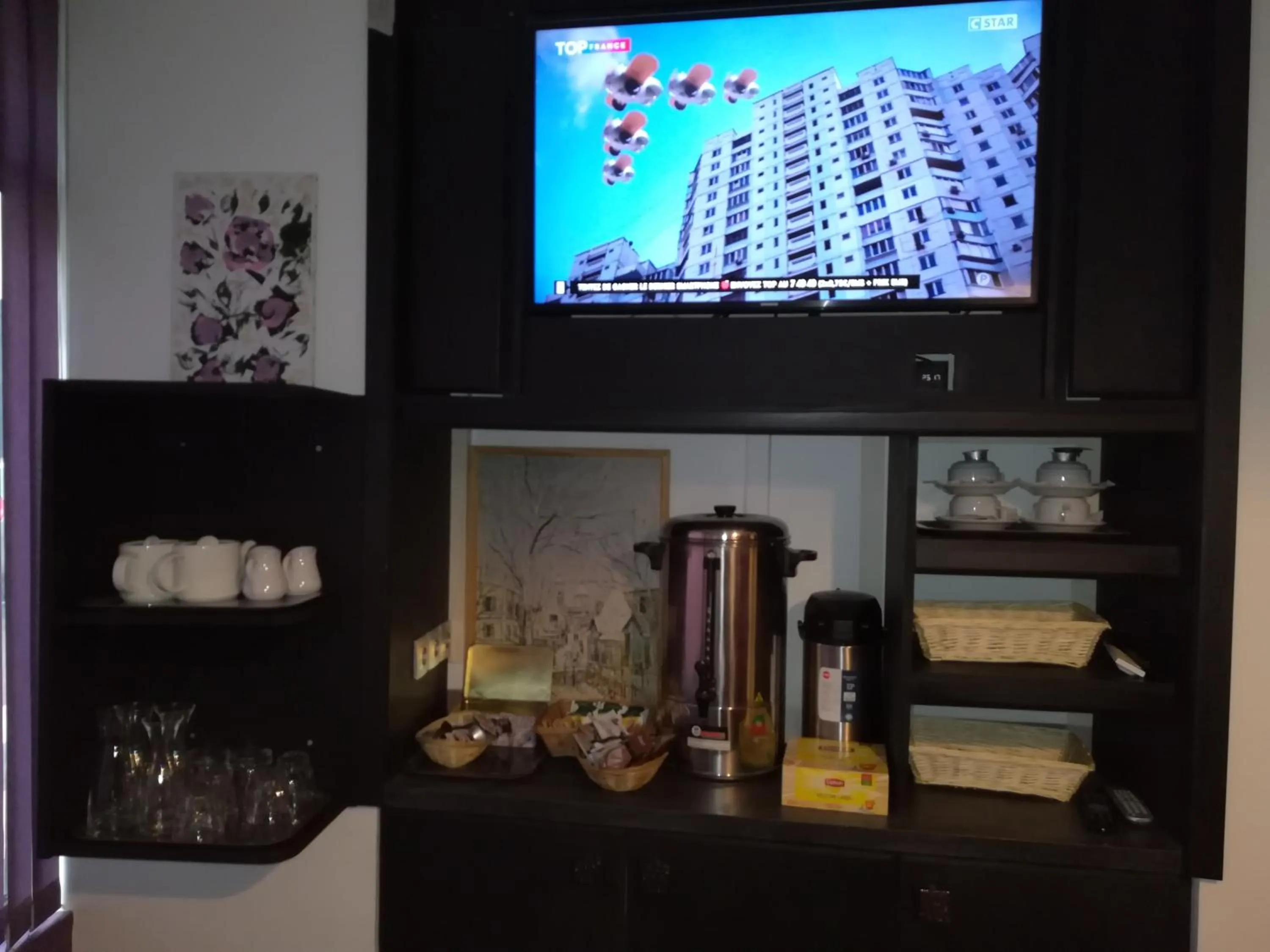 Communal lounge/ TV room in Hotel du Globe 18