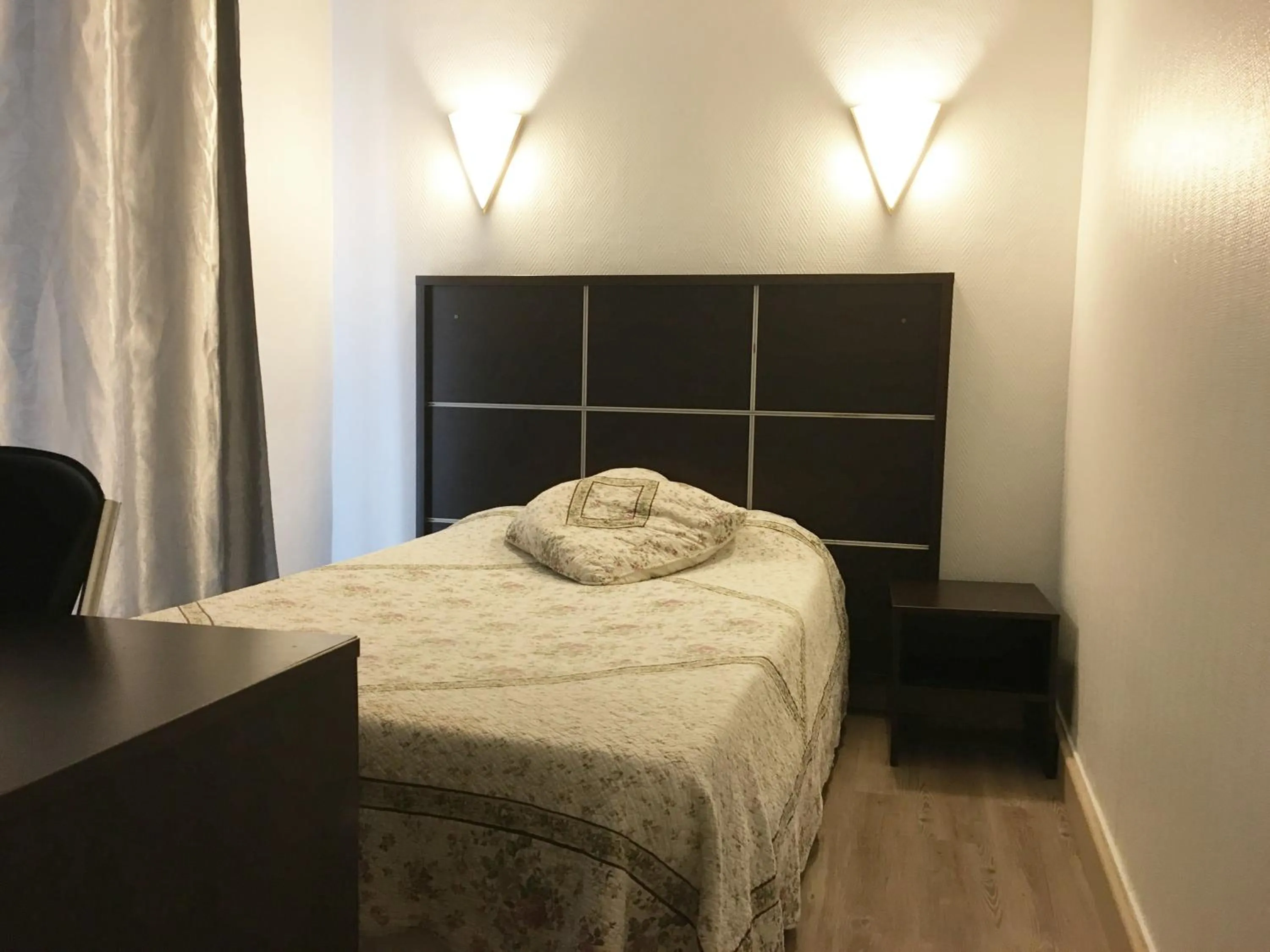 Photo of the whole room, Bed in Hotel du Globe 18