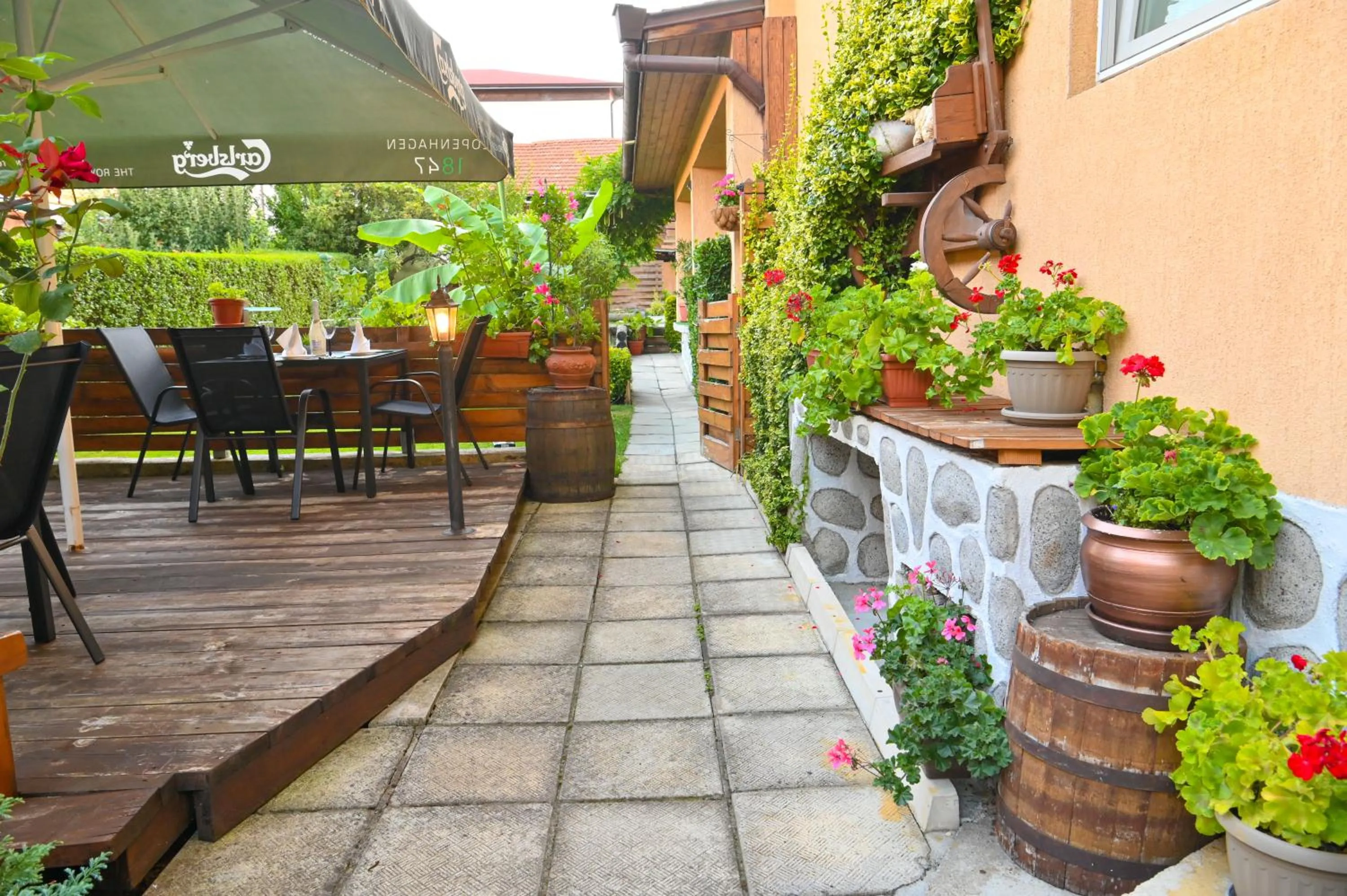 Garden in Hotel Rothmans-Breakfast - Free parking - Lobby