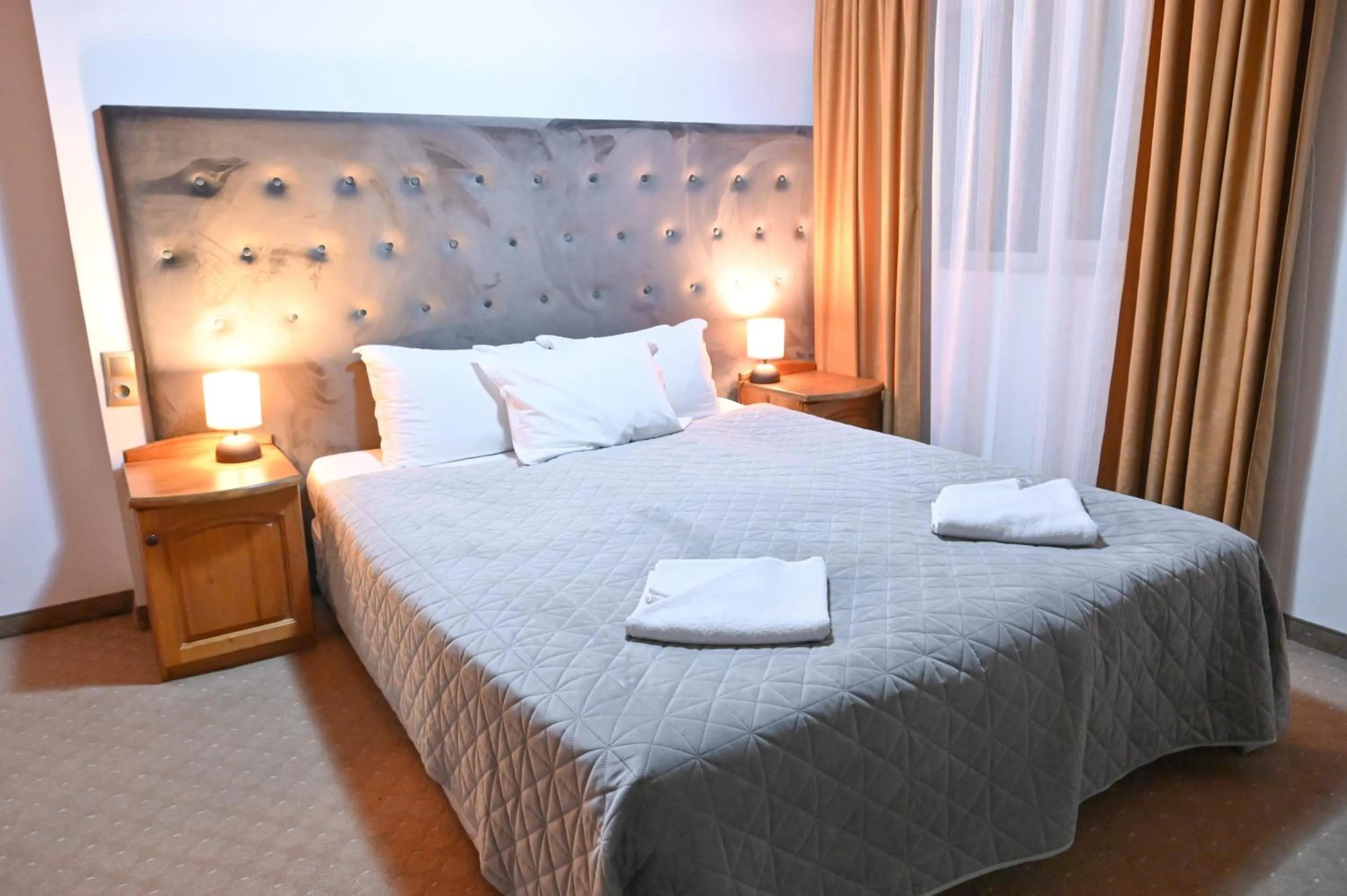 Bed in Hotel Rothmans-Breakfast - Free parking - Lobby