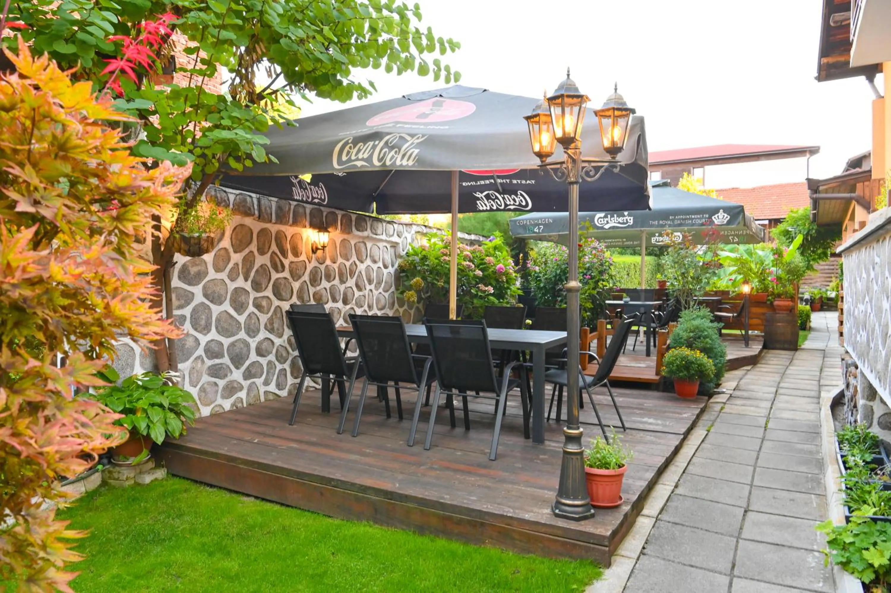 Garden in Hotel Rothmans-Breakfast - Free parking - Lobby