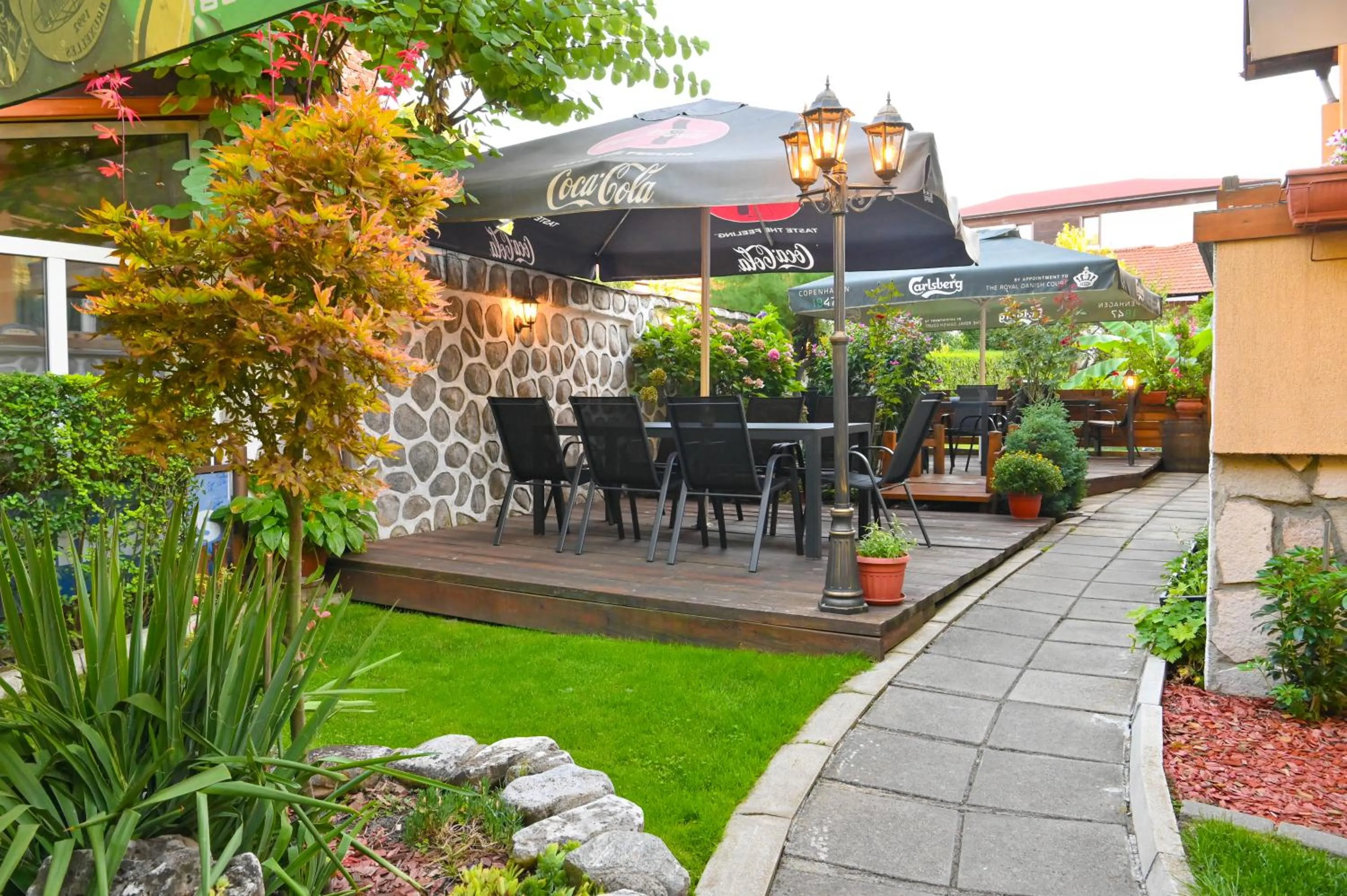 Garden in Hotel Rothmans-Breakfast - Free parking - Lobby