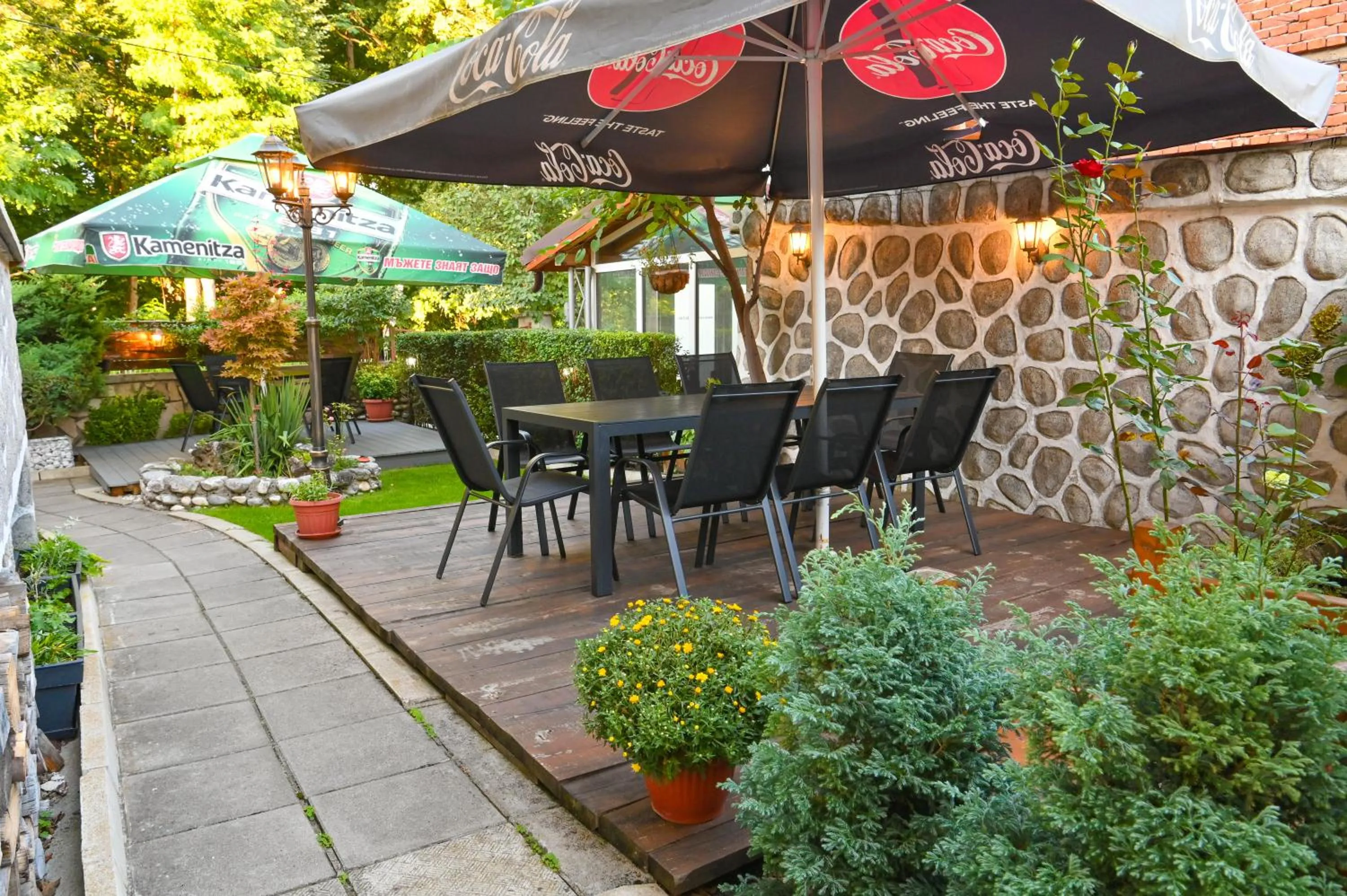 Garden in Hotel Rothmans-Breakfast - Free parking - Lobby