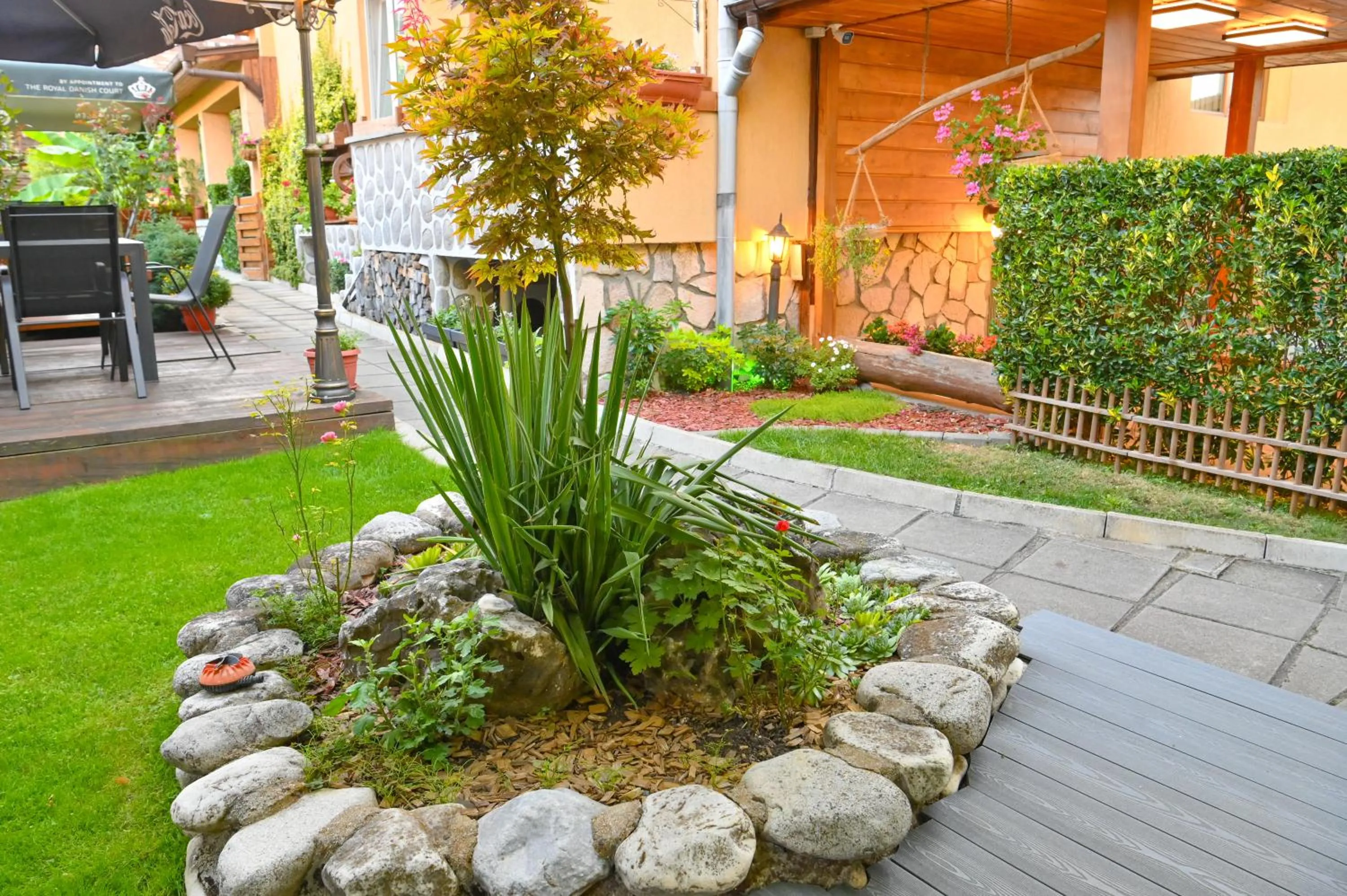 Garden in Hotel Rothmans-Breakfast - Free parking - Lobby