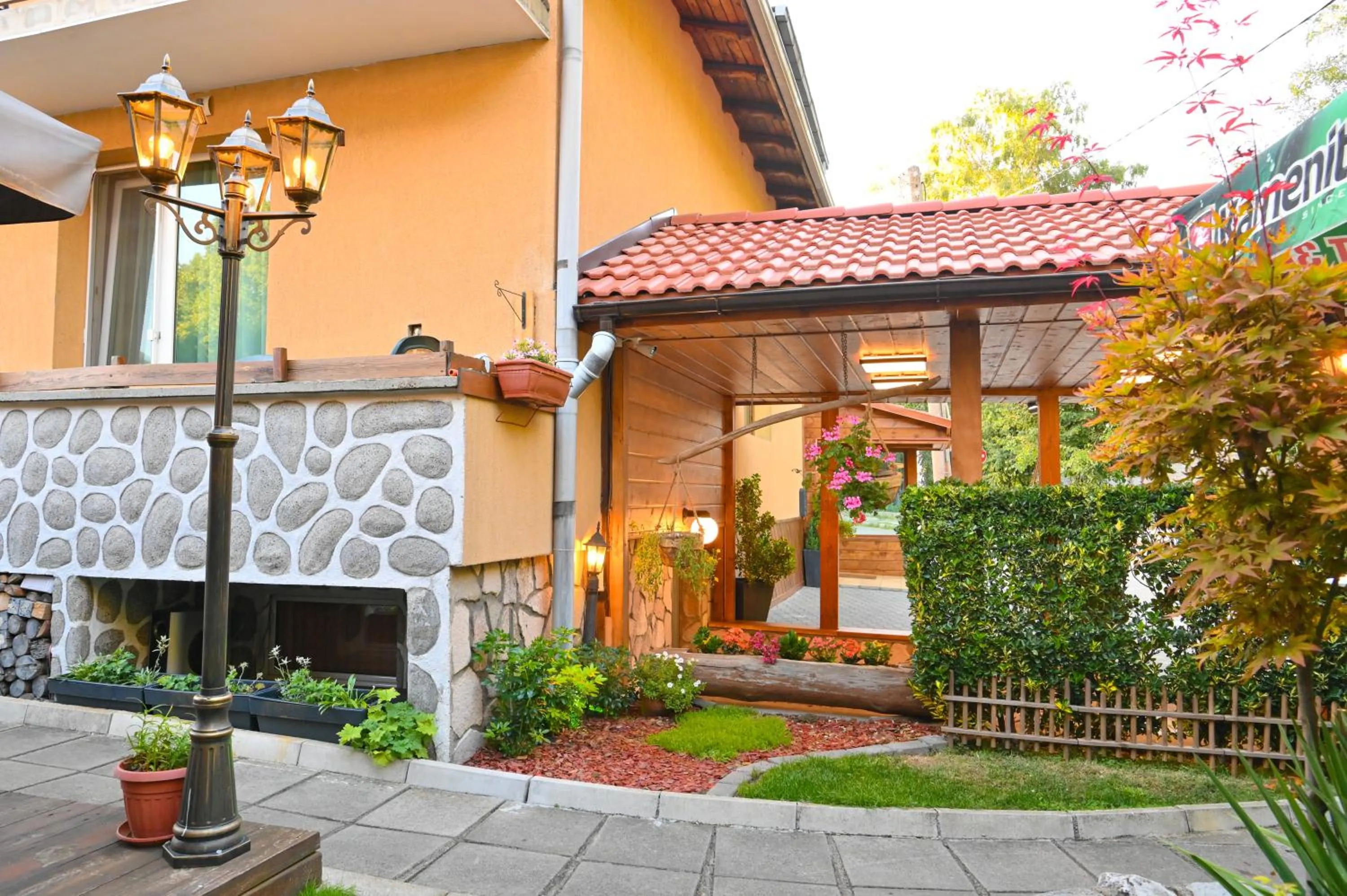 Garden in Hotel Rothmans-Breakfast - Free parking - Lobby