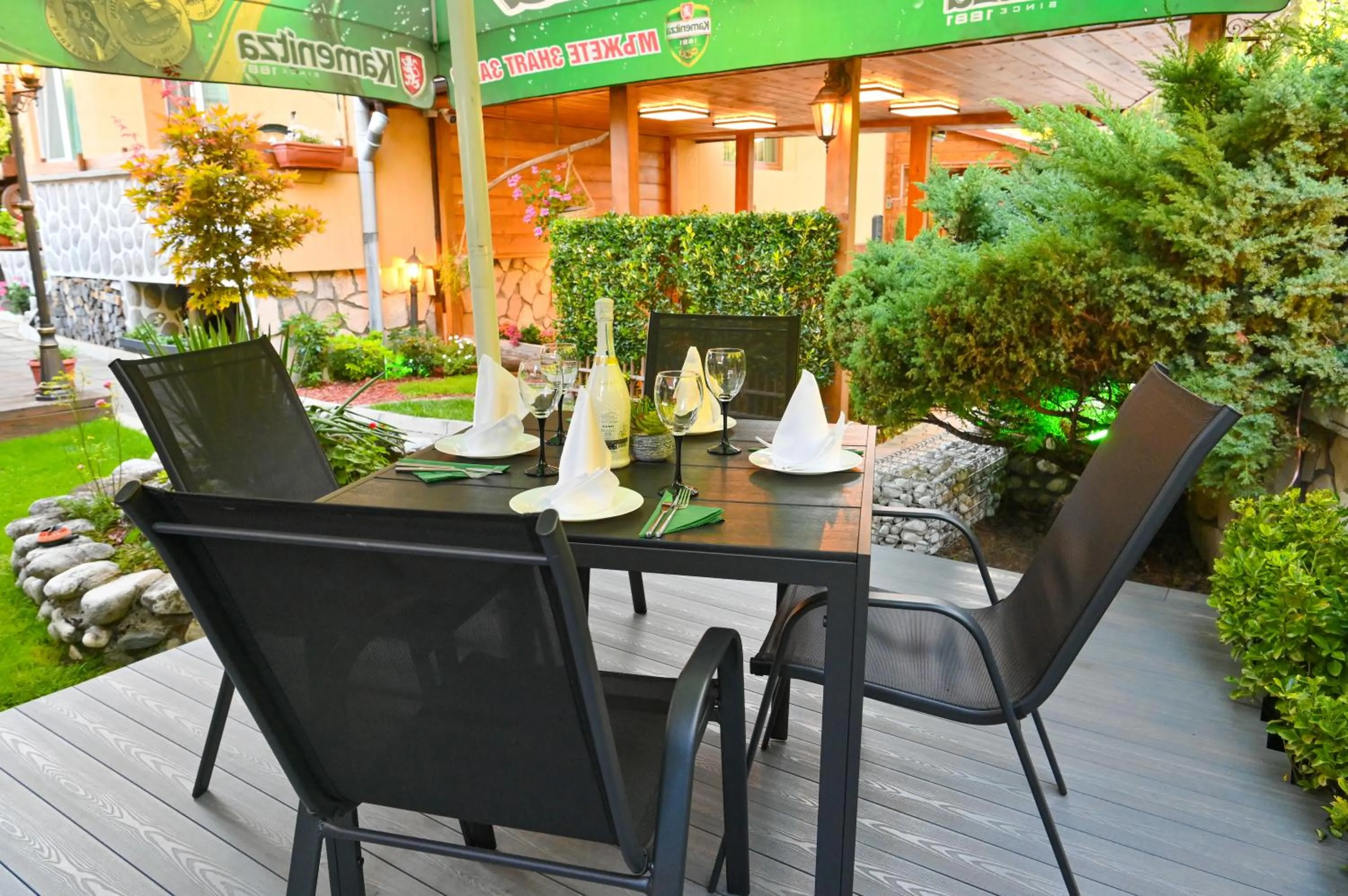 Garden in Hotel Rothmans-Breakfast - Free parking - Lobby