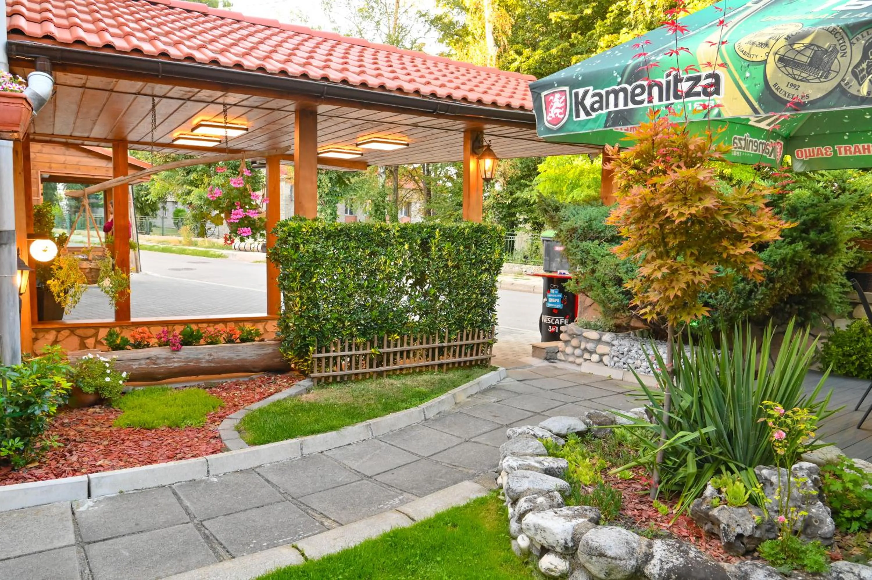 Garden in Hotel Rothmans-Breakfast - Free parking - Lobby