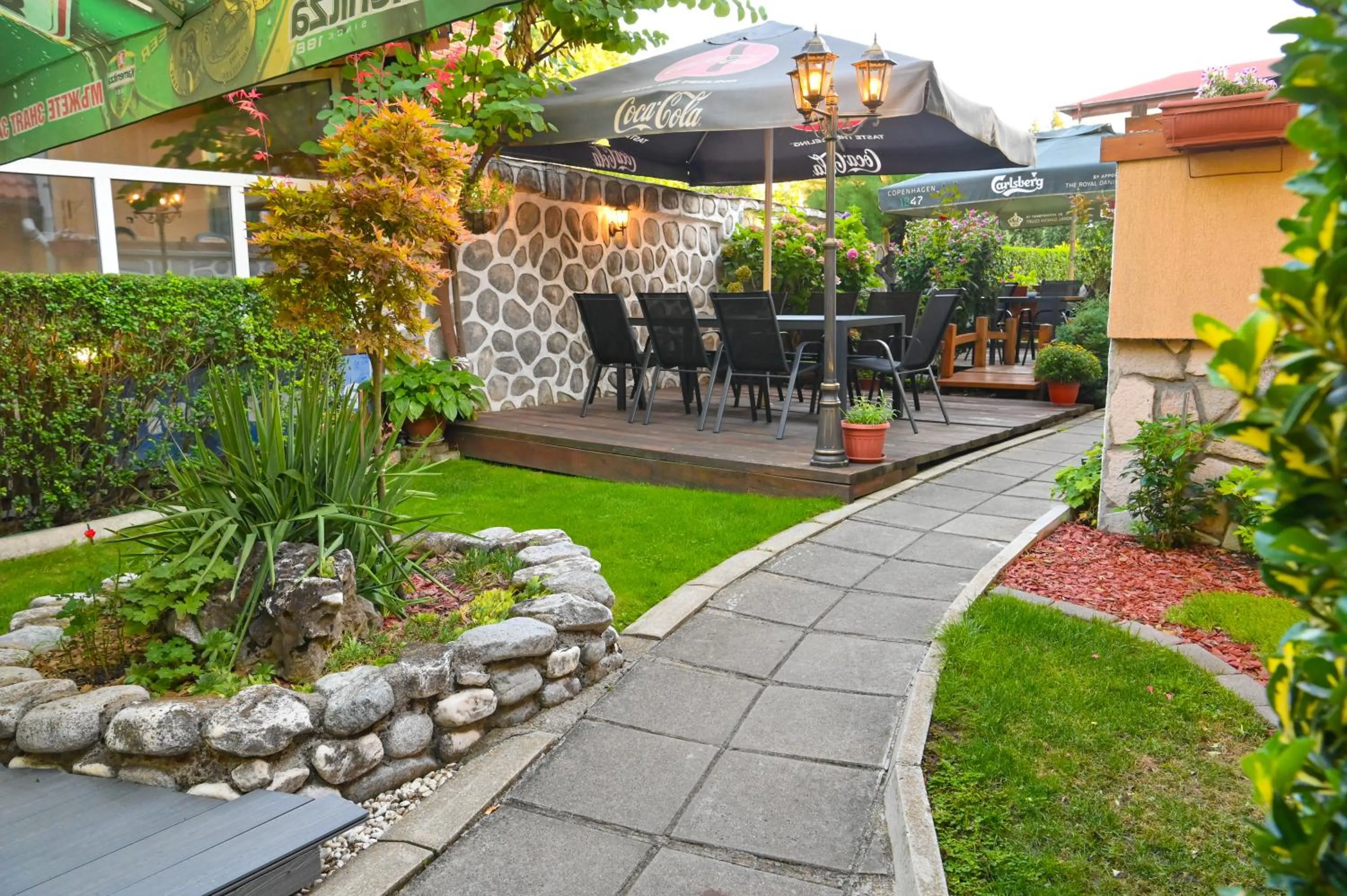 Garden in Hotel Rothmans-Breakfast - Free parking - Lobby