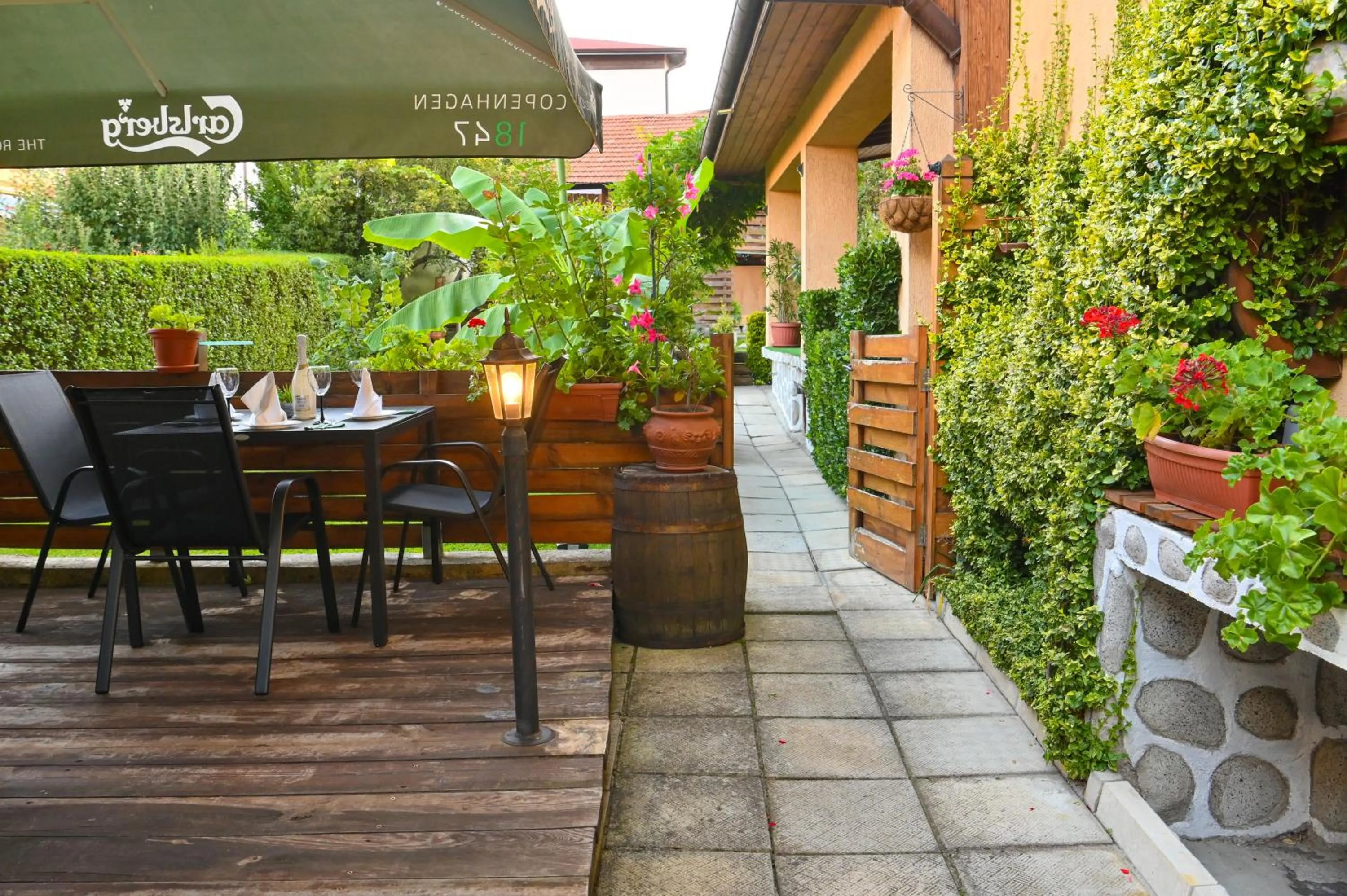 Garden in Hotel Rothmans-Breakfast - Free parking - Lobby