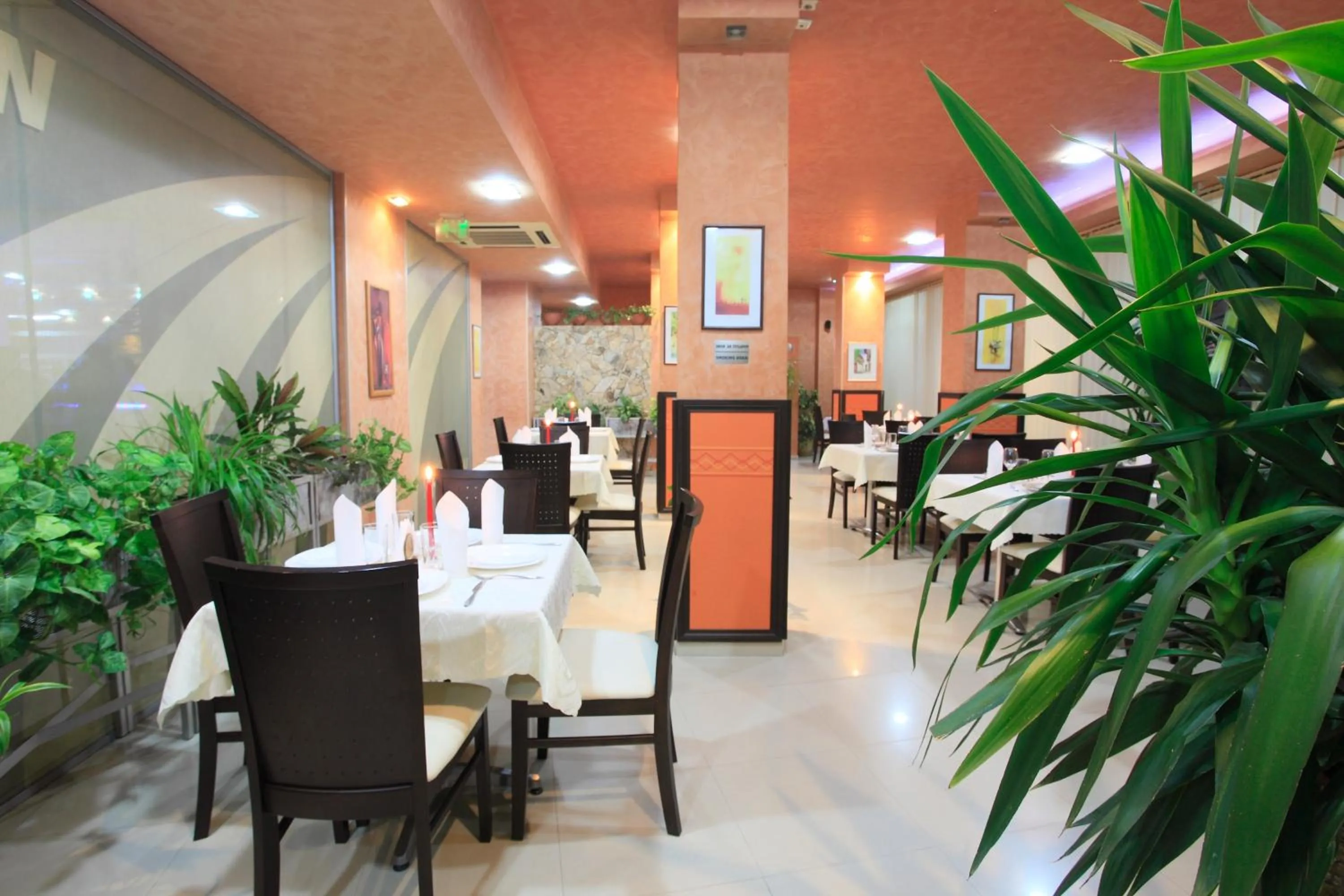 Restaurant/places to eat in Boutique Suites Rainbow 4