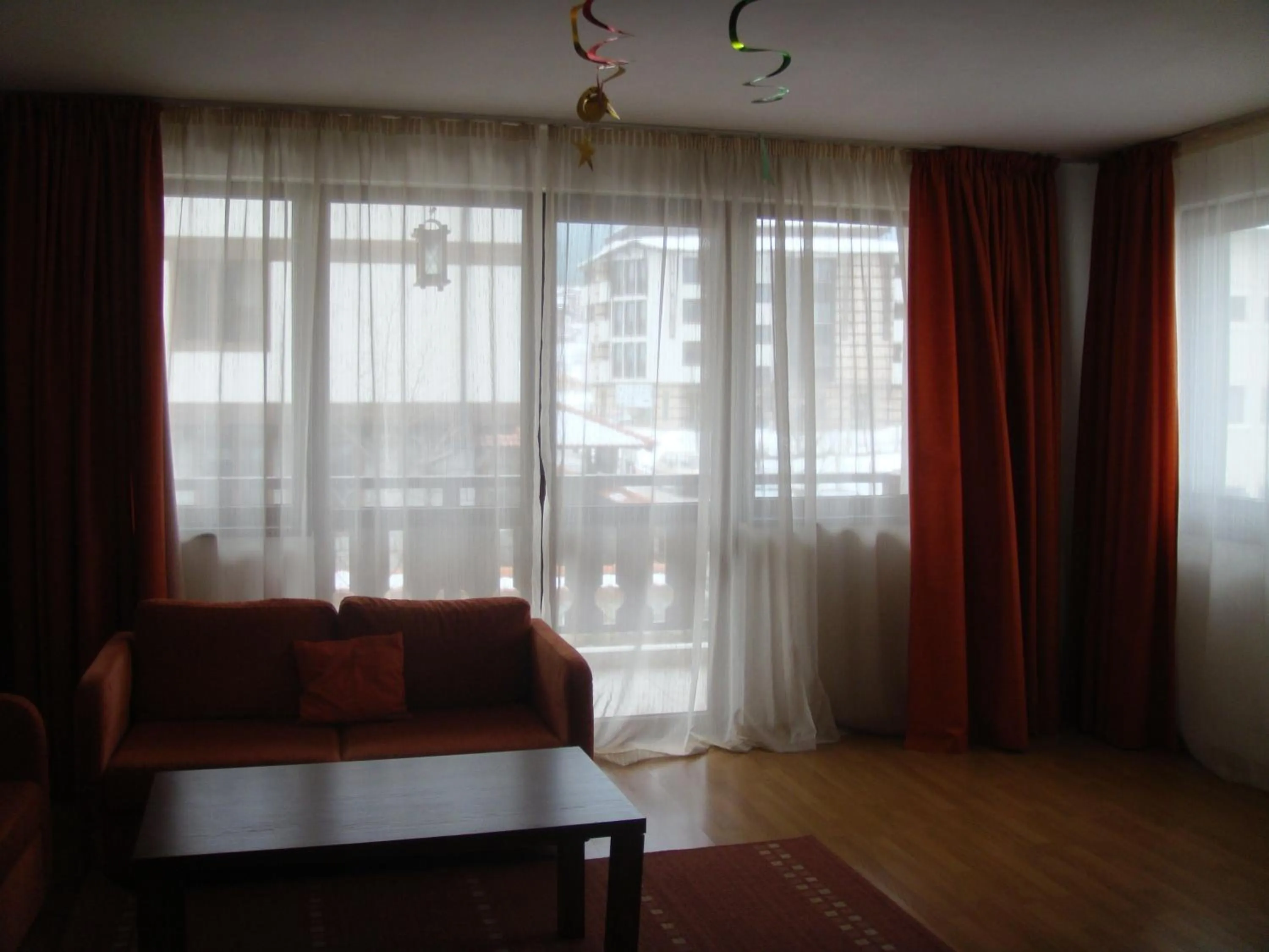 Seating area in Winslow Elegance Apartments