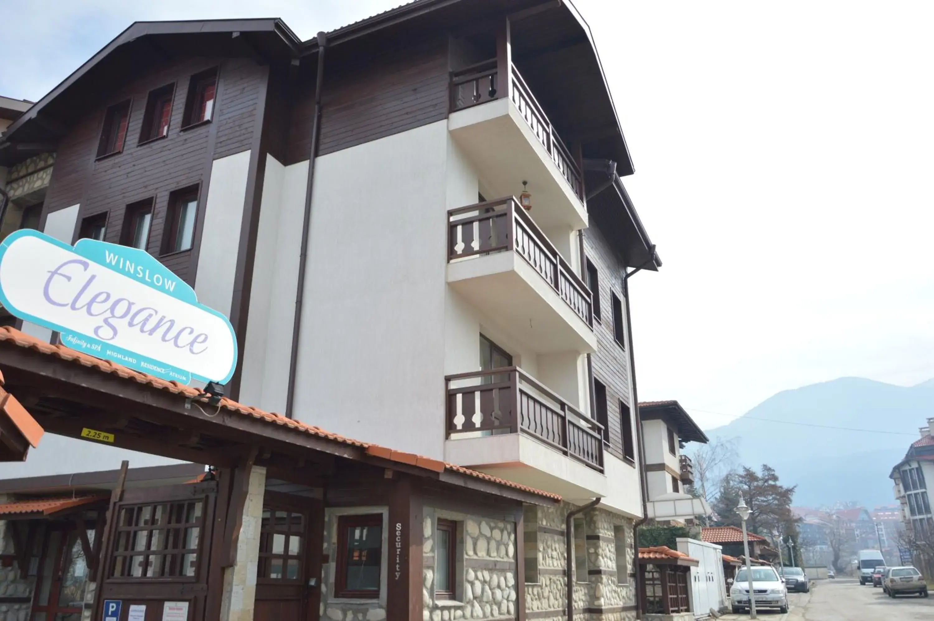 Facade/entrance in Winslow Elegance Apartments Facade/entrance in Winslow Elegance Apartments